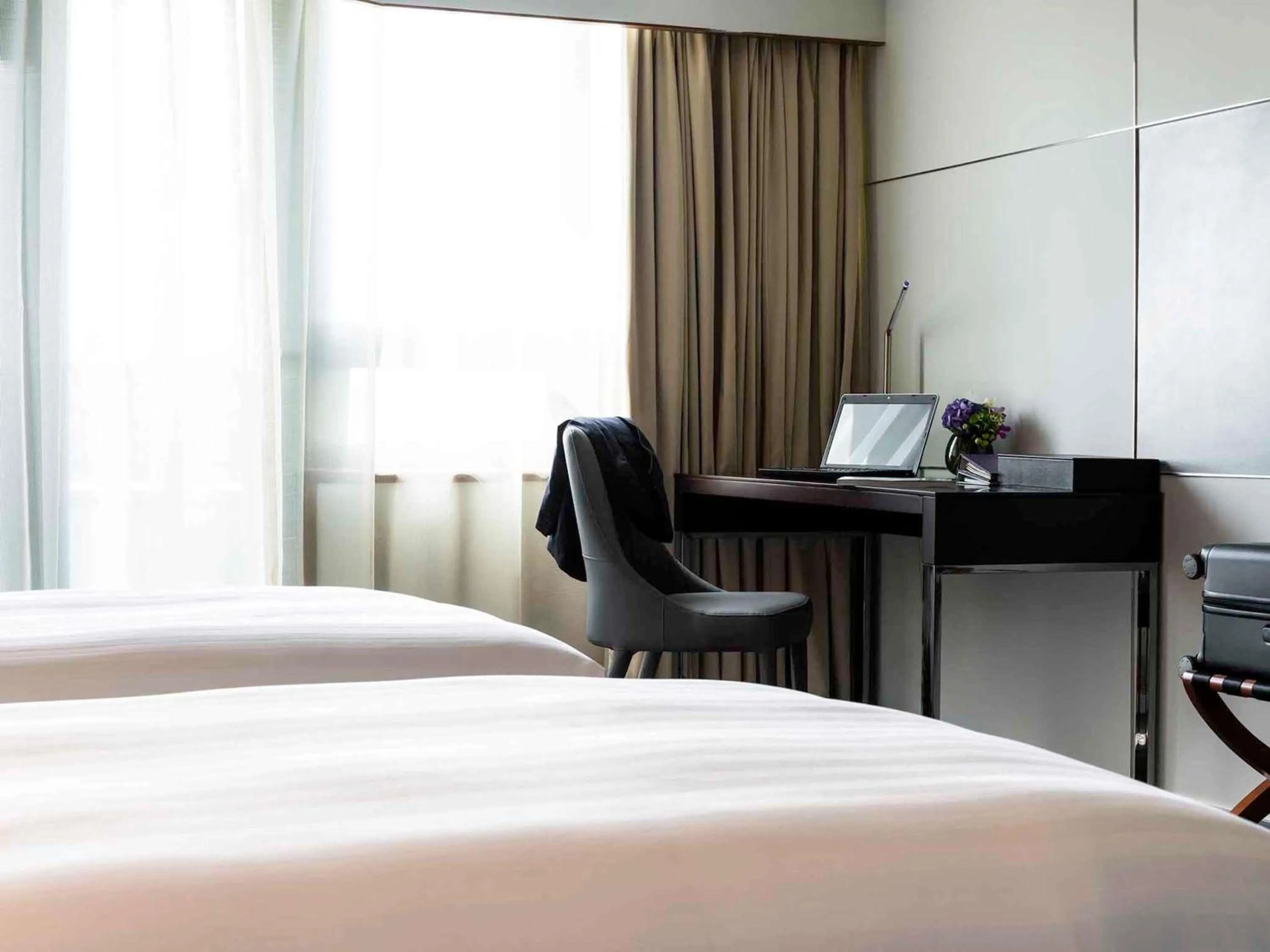 Bedroom, Bed in Grand Mercure Shanghai Hongqiao