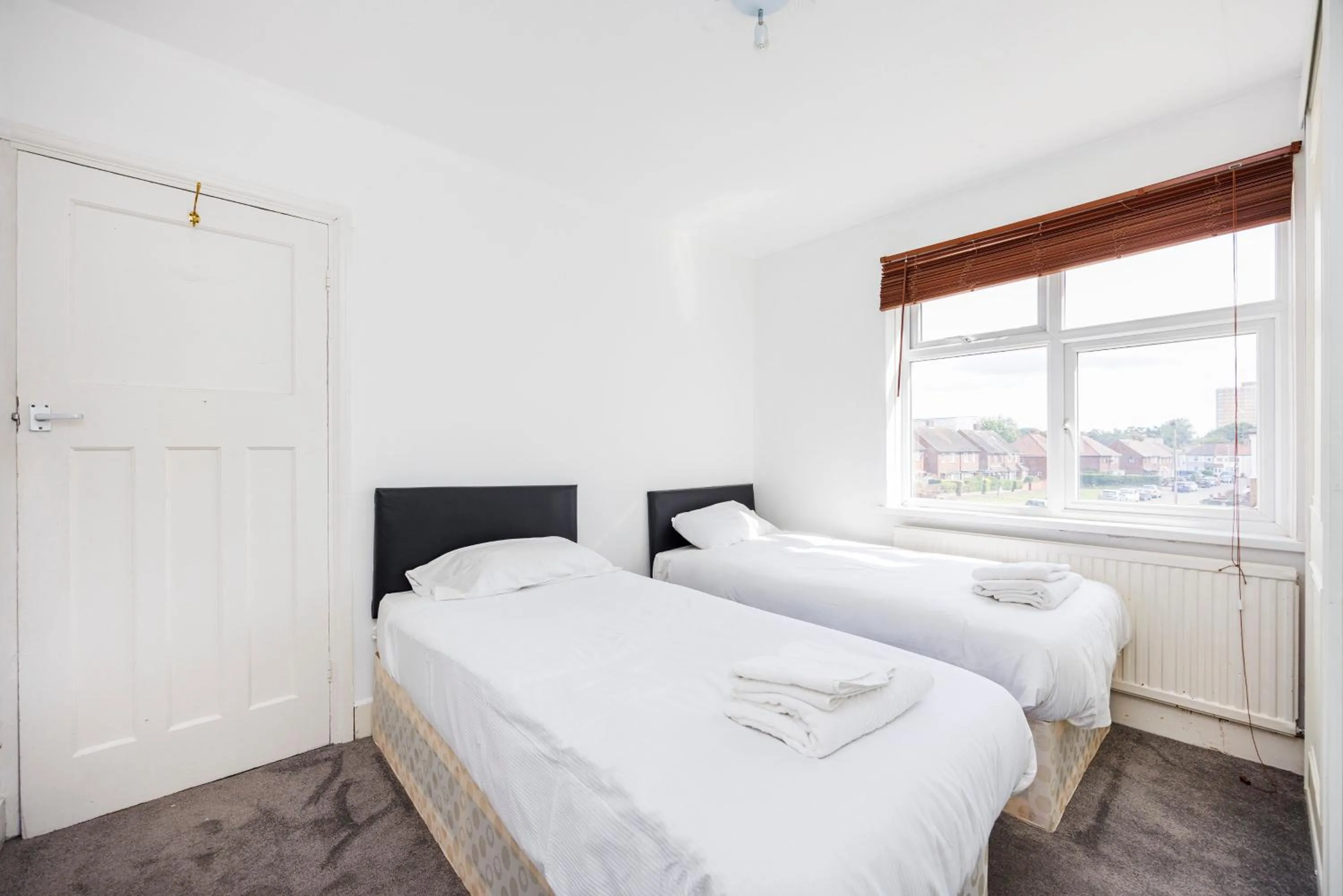 Bed in Spacious Dagenham 4Bedroom House with Parking