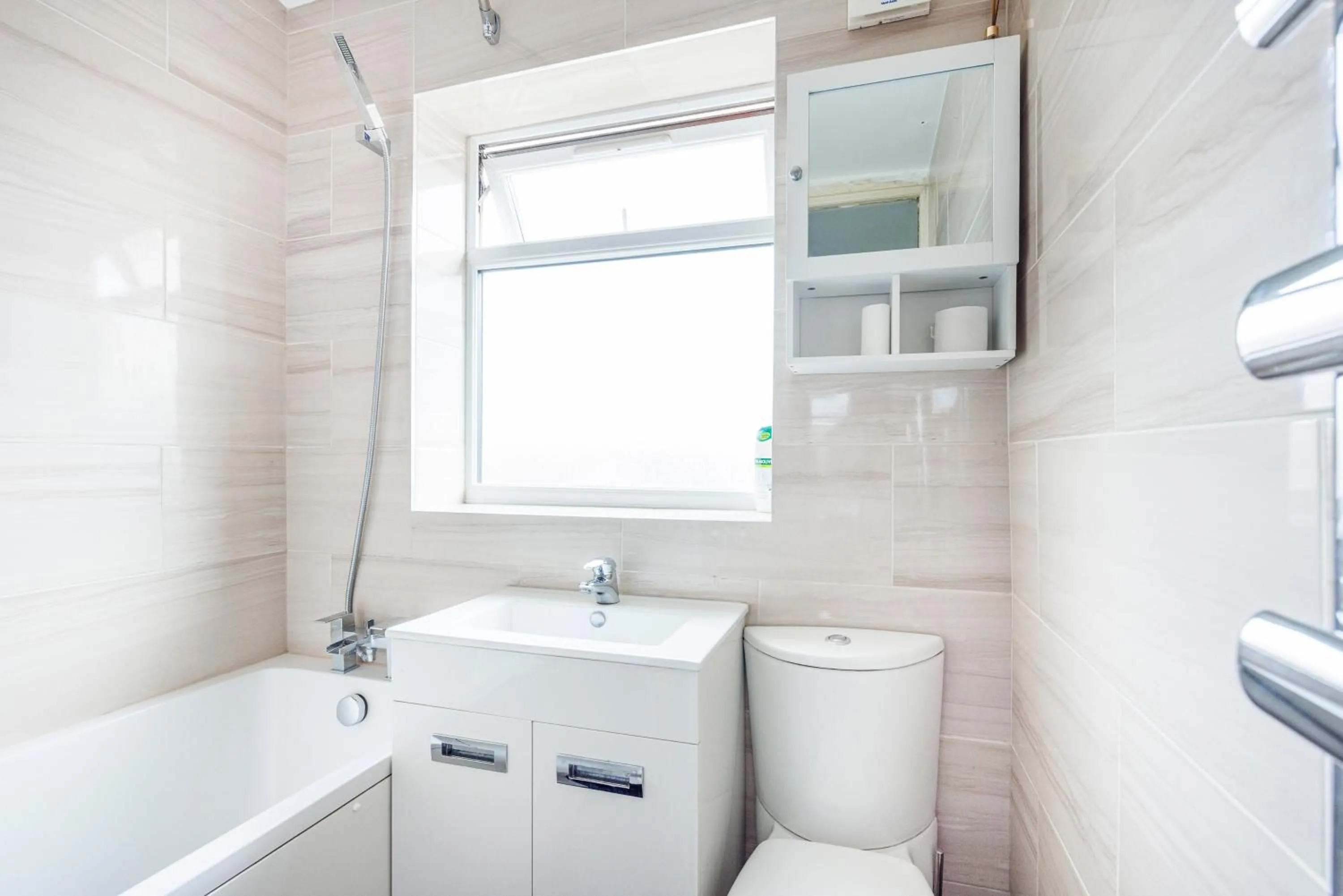 Bathroom in Spacious Dagenham 4Bedroom House with Parking