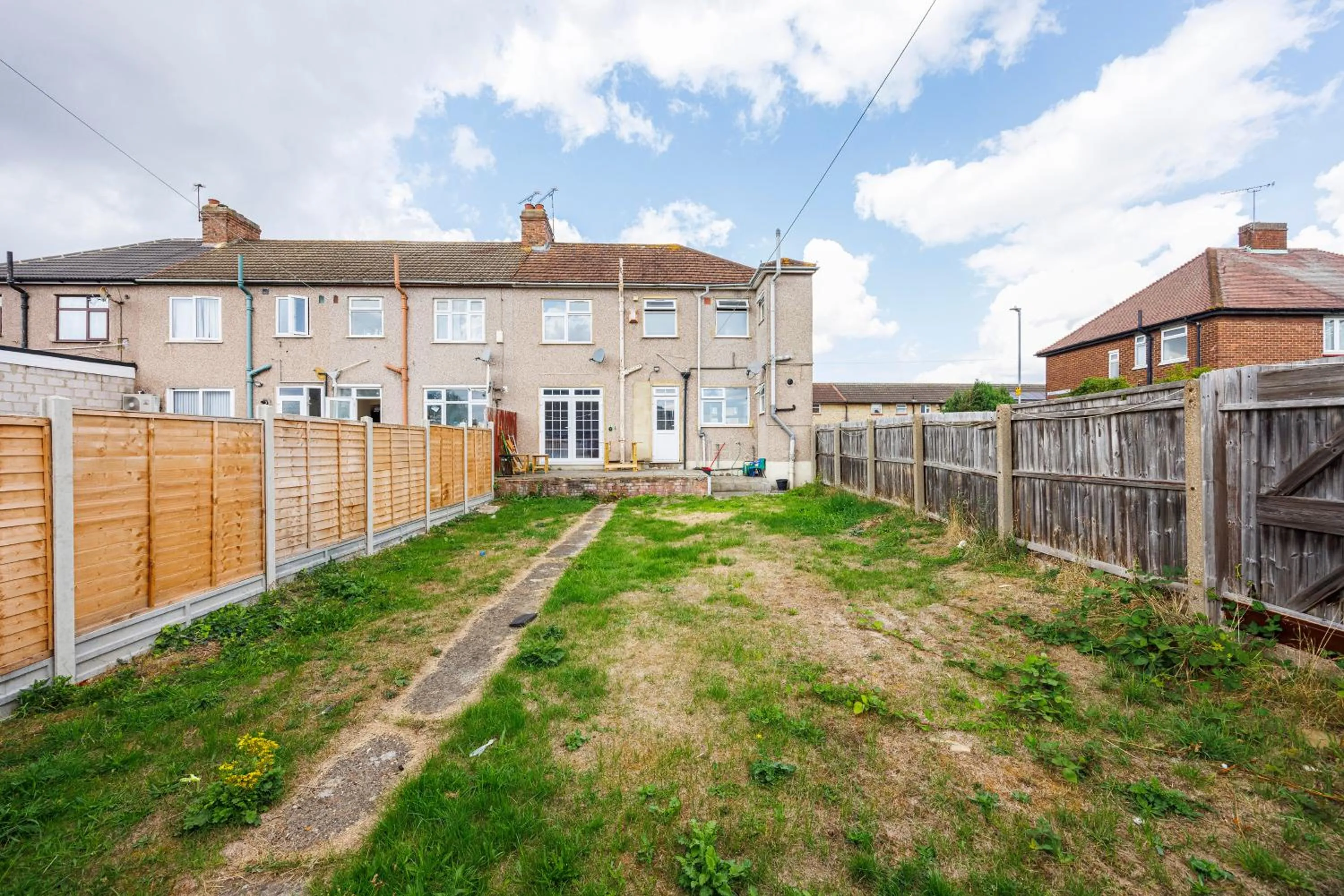Garden in Spacious Dagenham 4Bedroom House with Parking