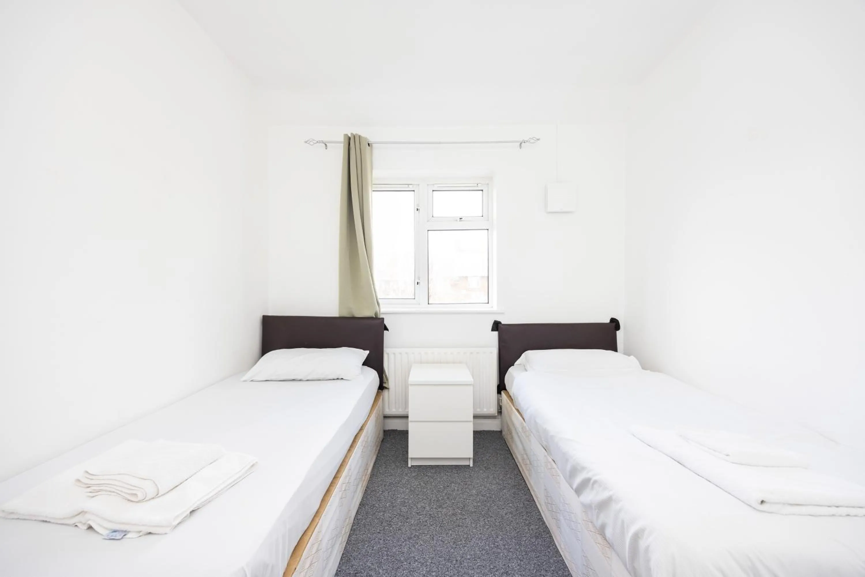 Spacious Dagenham 4Bedroom House with Parking