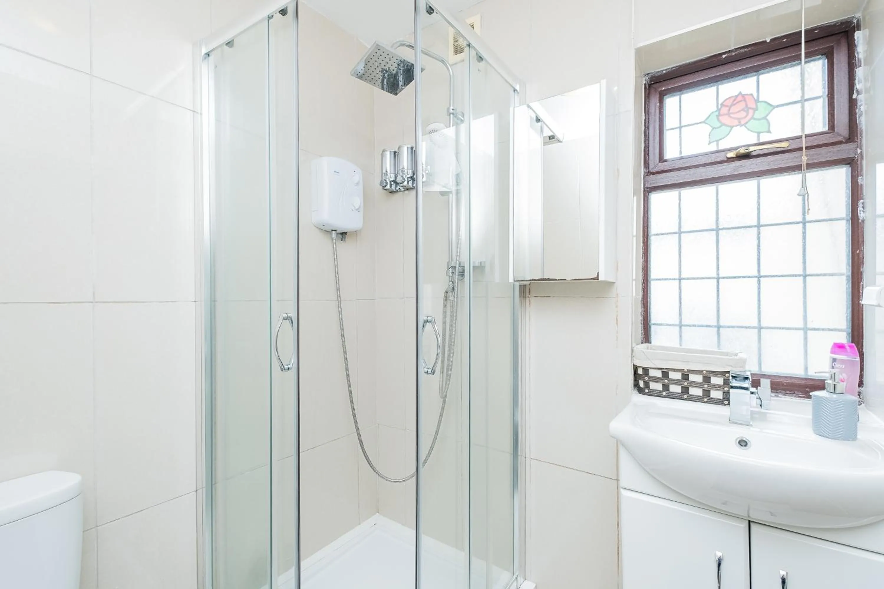 Shower in Spacious Dagenham 4Bedroom House with Parking