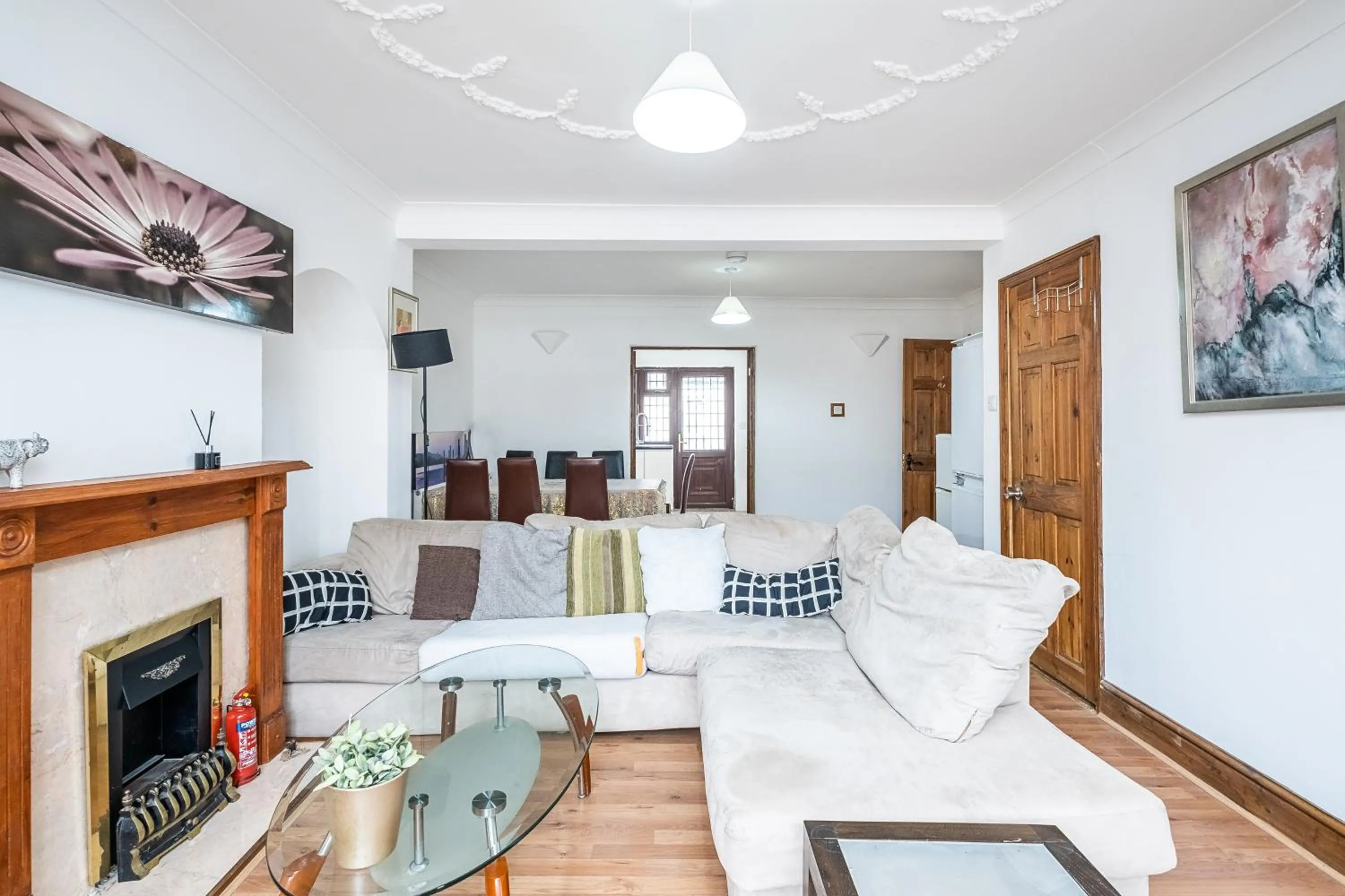 Spacious Dagenham 4Bedroom House with Parking