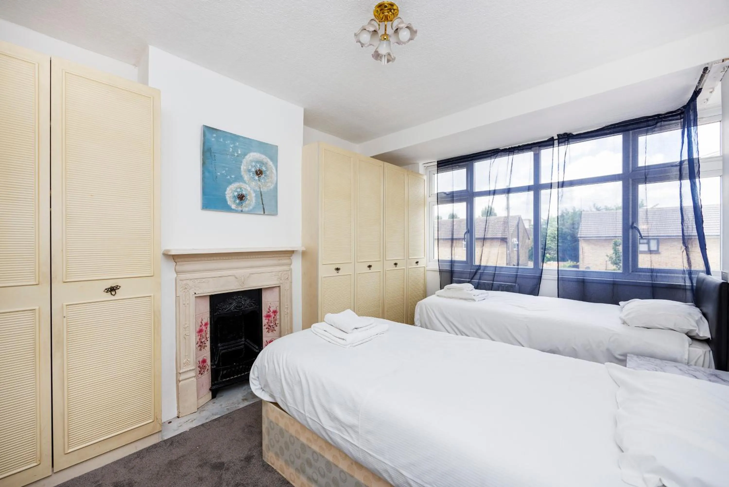 Bed in Spacious Dagenham 4Bedroom House with Parking