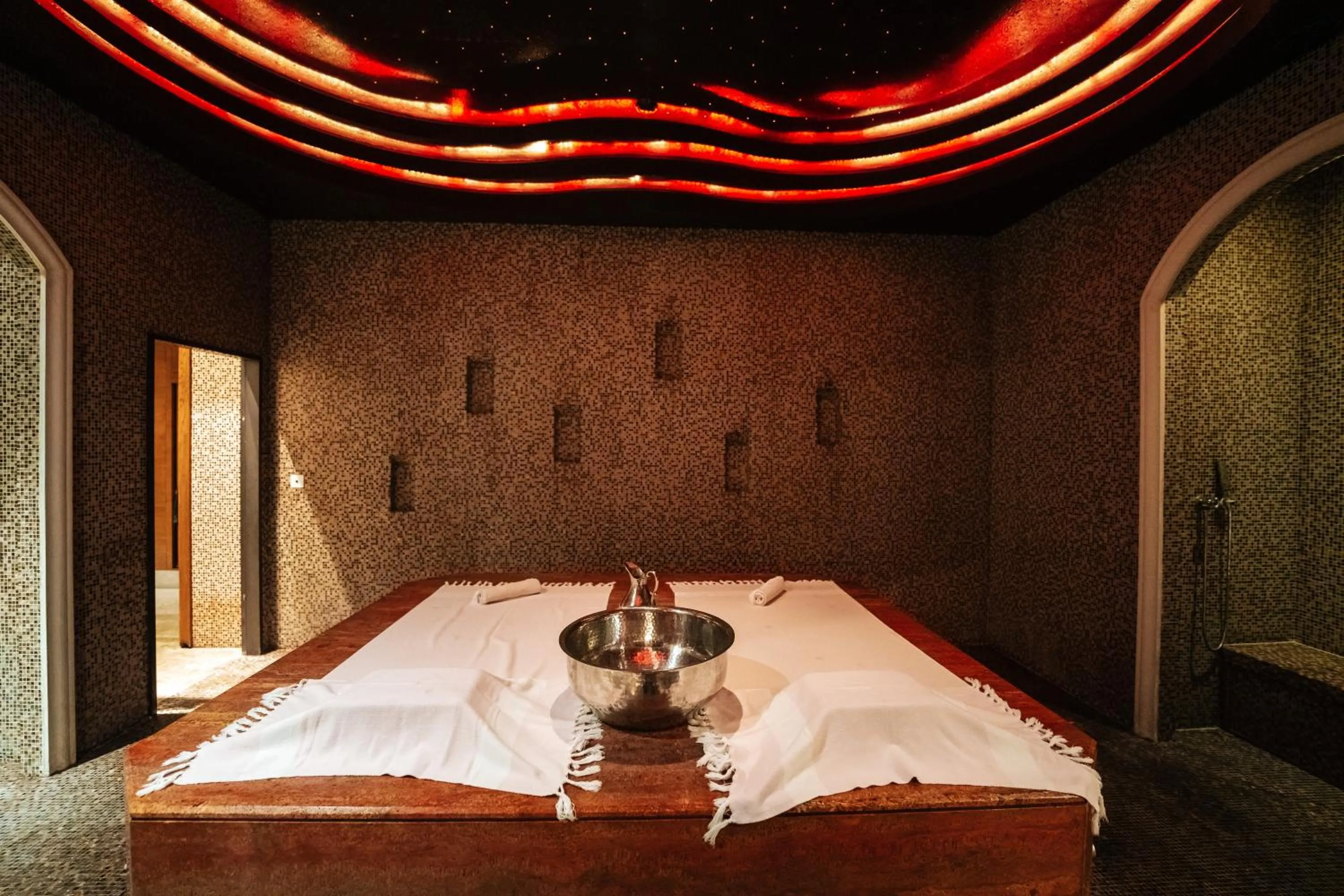 Spa and wellness centre/facilities, Bed in Conrad Dubai