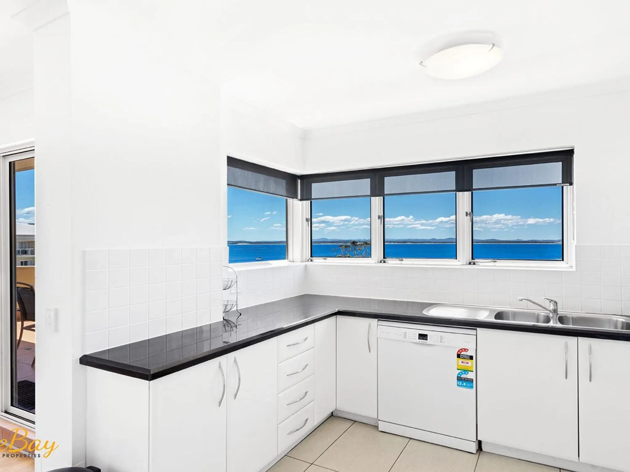 Kitchen or kitchenette in Breakwater Apartment 402