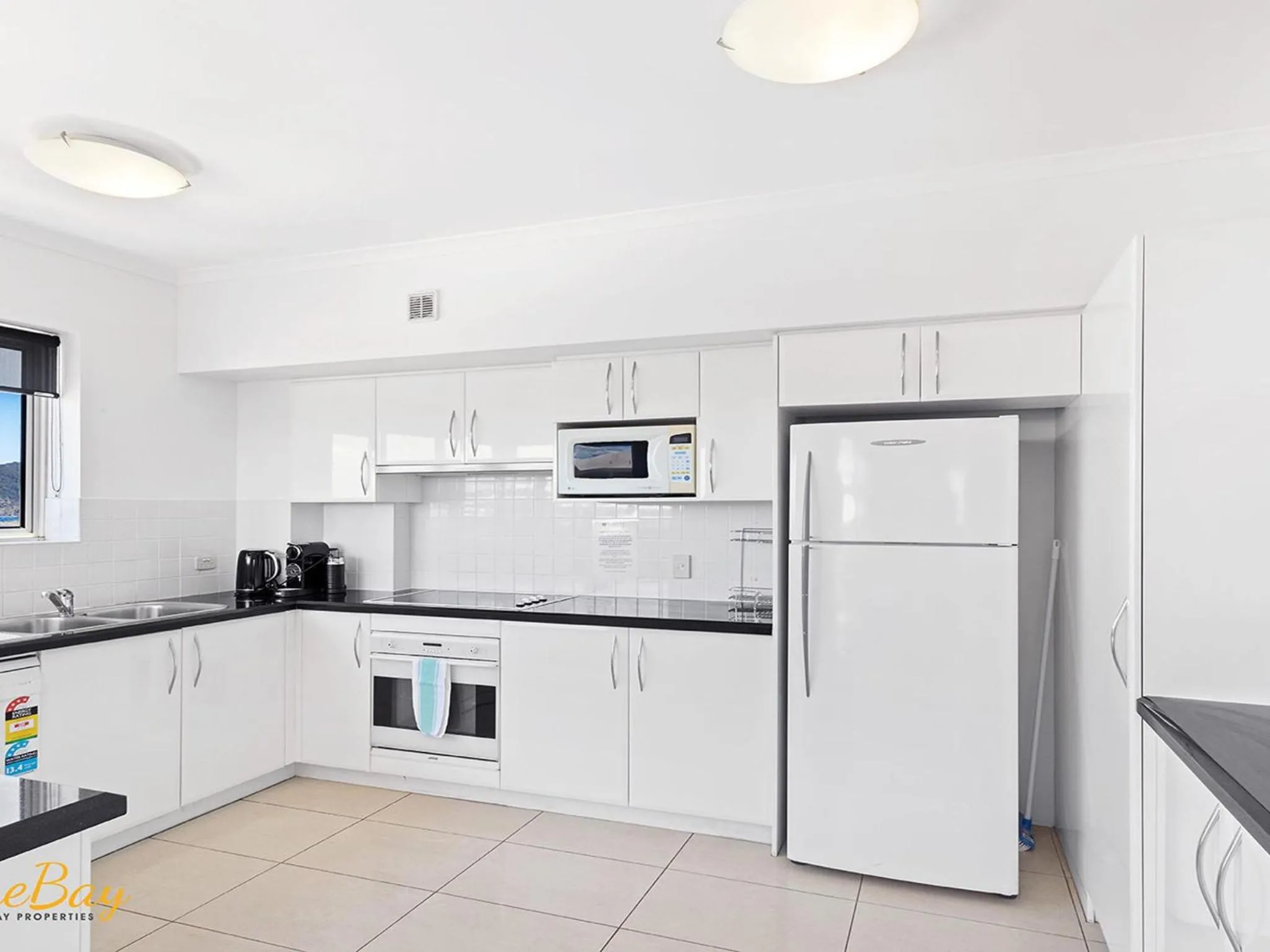 Kitchen or kitchenette in Breakwater Apartment 402