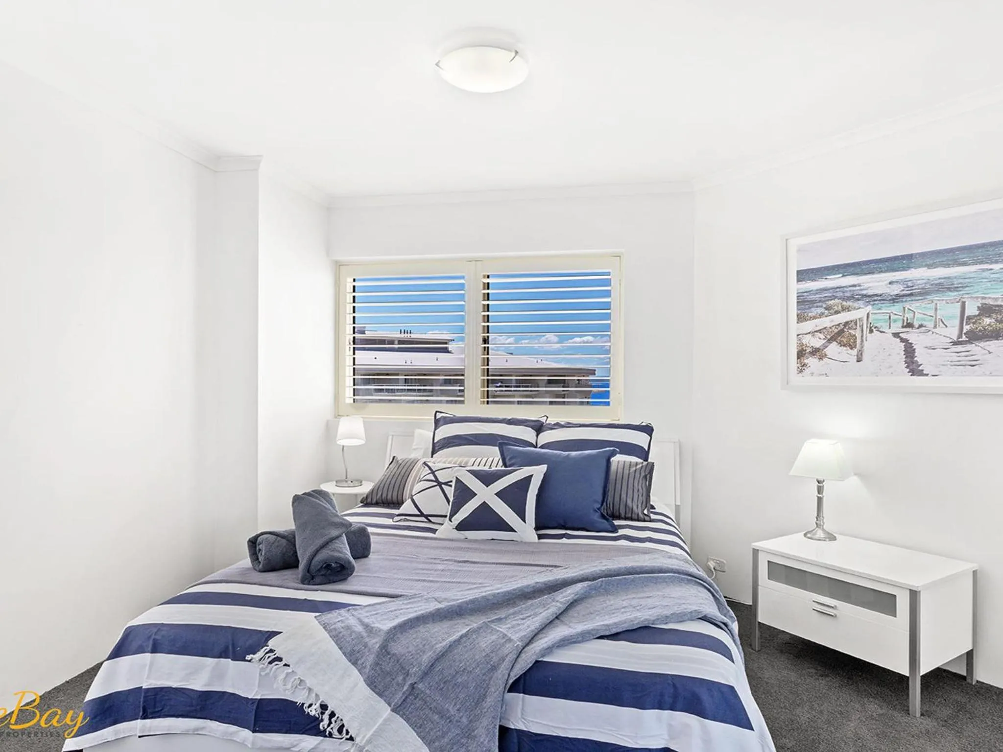 Bathroom, Bed in Breakwater Apartment 402