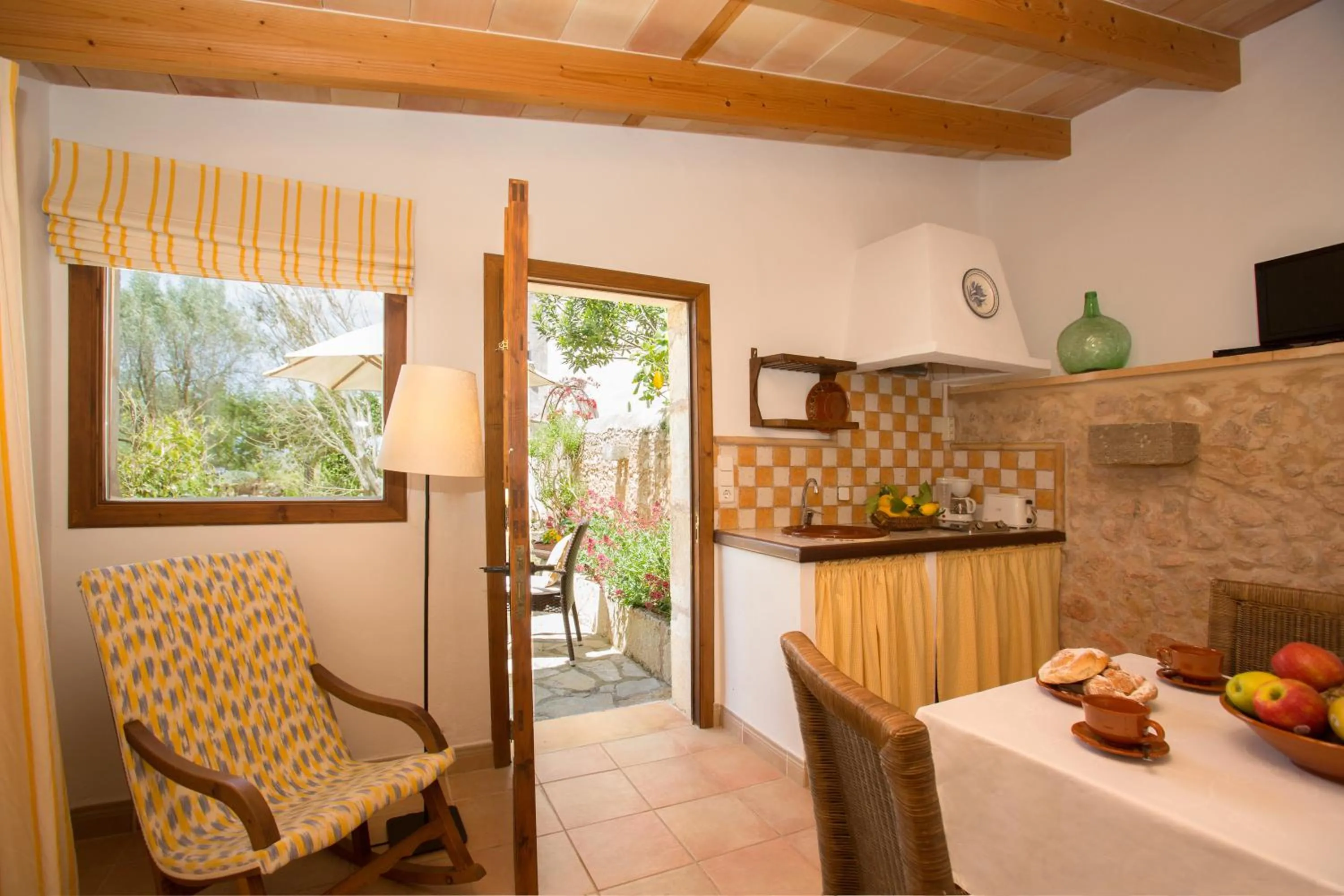 Kitchen or kitchenette in Agroturismo Es Pla De Llodrá