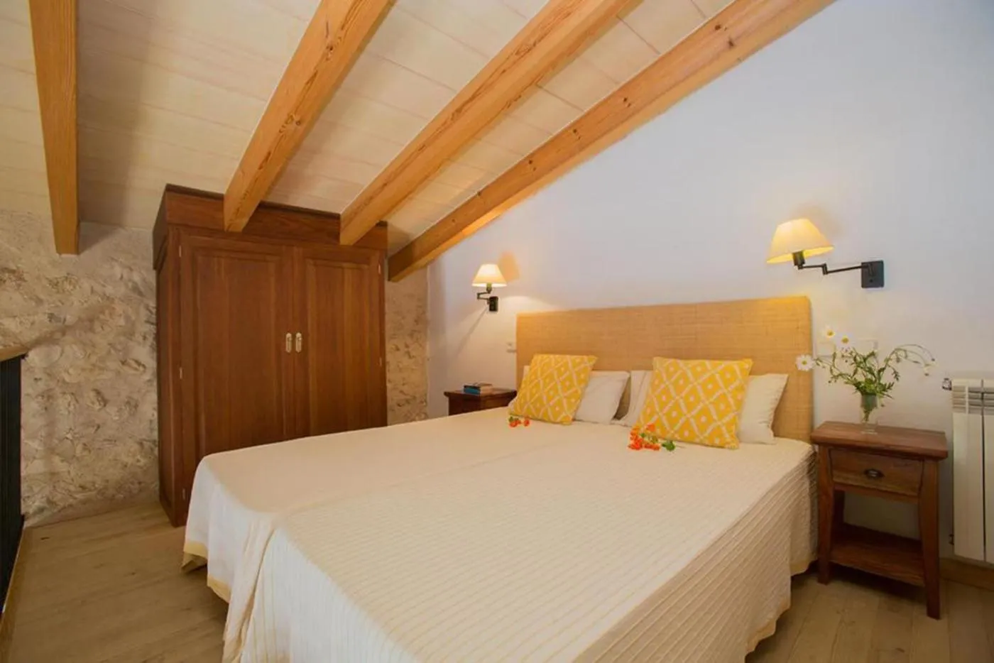 Bed in Agroturismo Es Pla De Llodrá