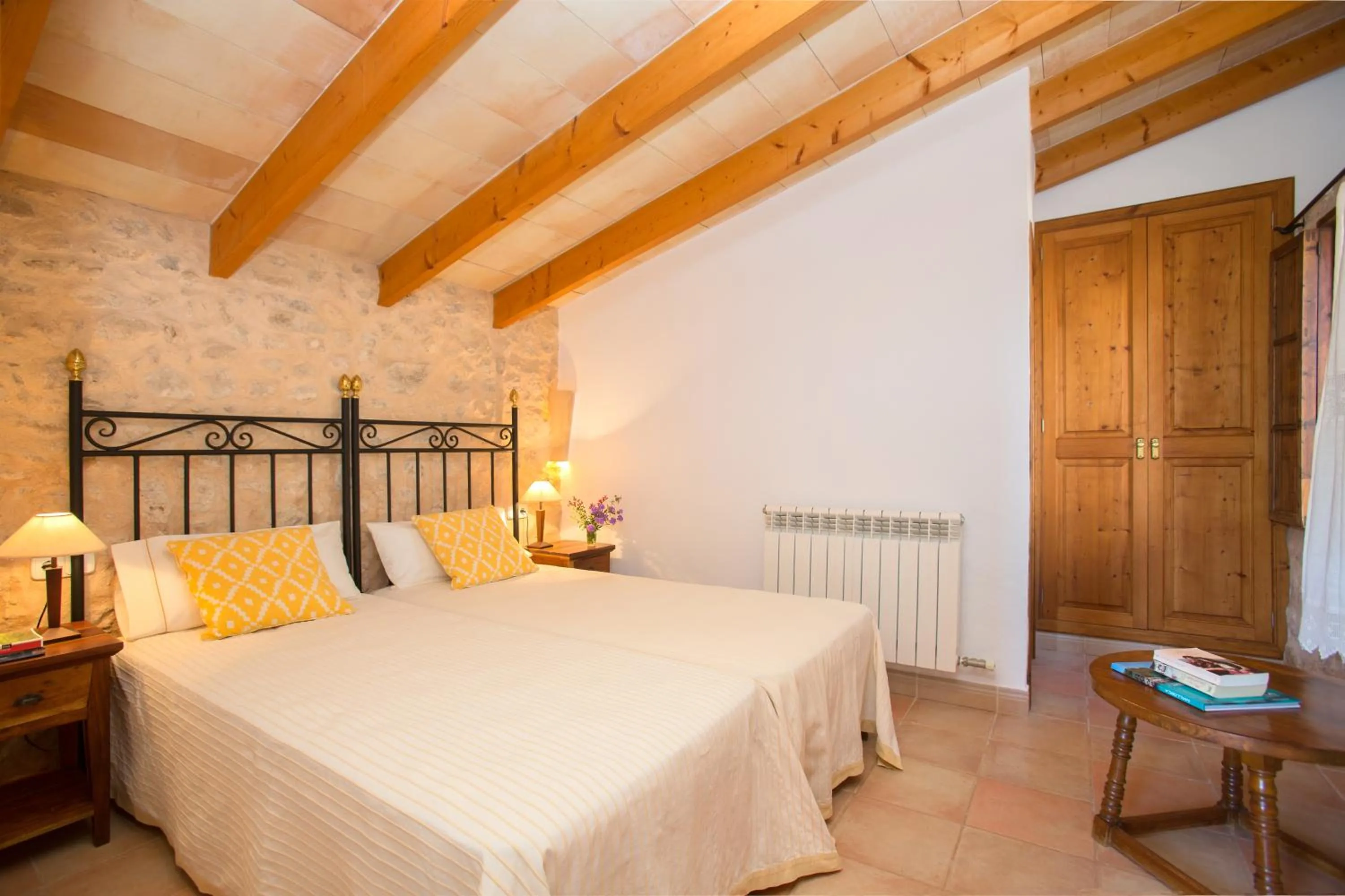 Bedroom, Bed in Agroturismo Es Pla De Llodrá