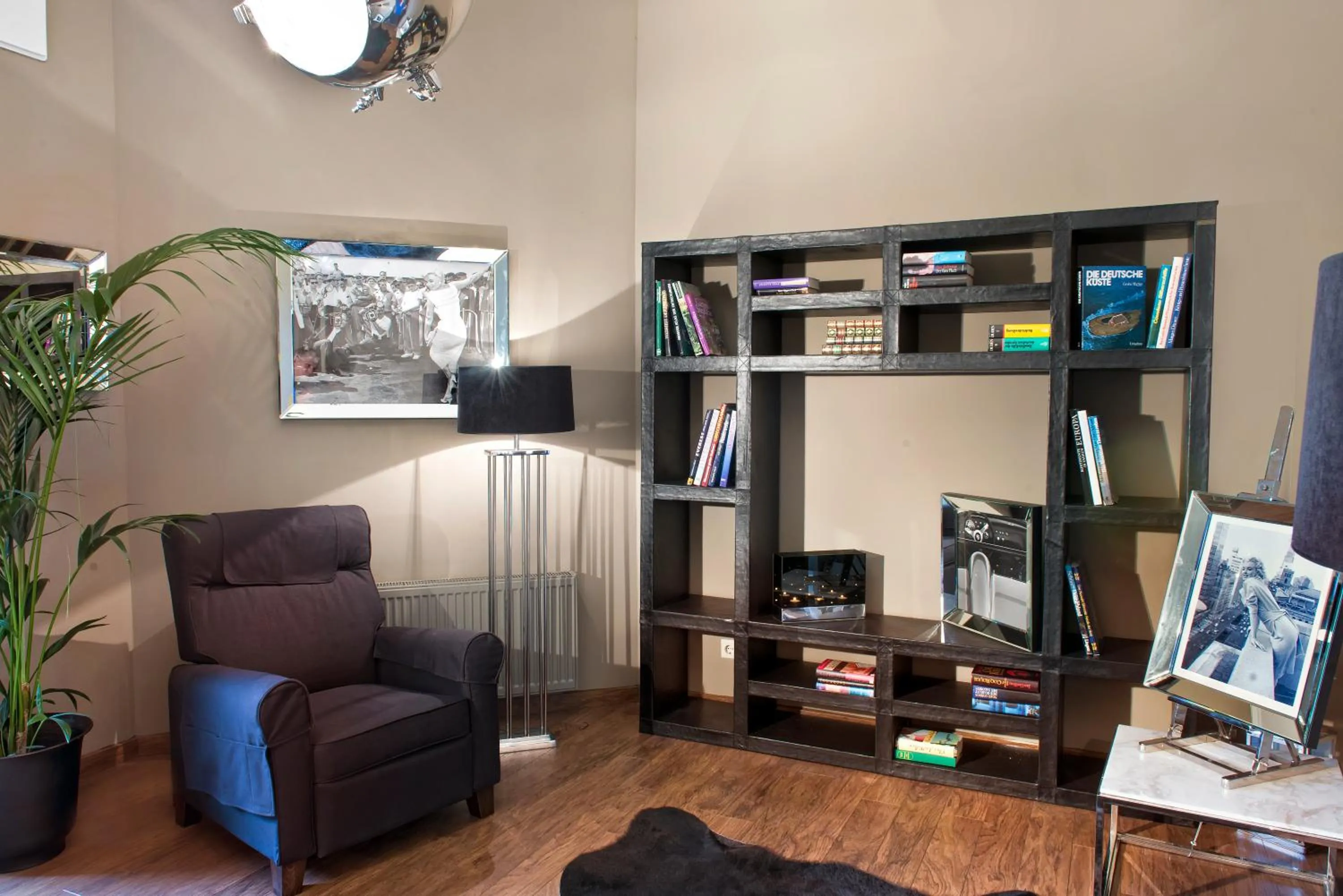 Lounge or bar, Seating Area in Tryp by Wyndham Bremen Airport