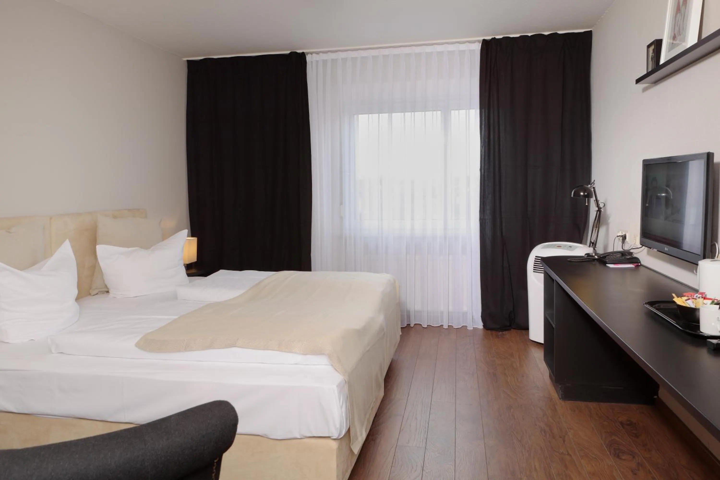 Photo of the whole room, TV/Entertainment Center in Tryp by Wyndham Bremen Airport