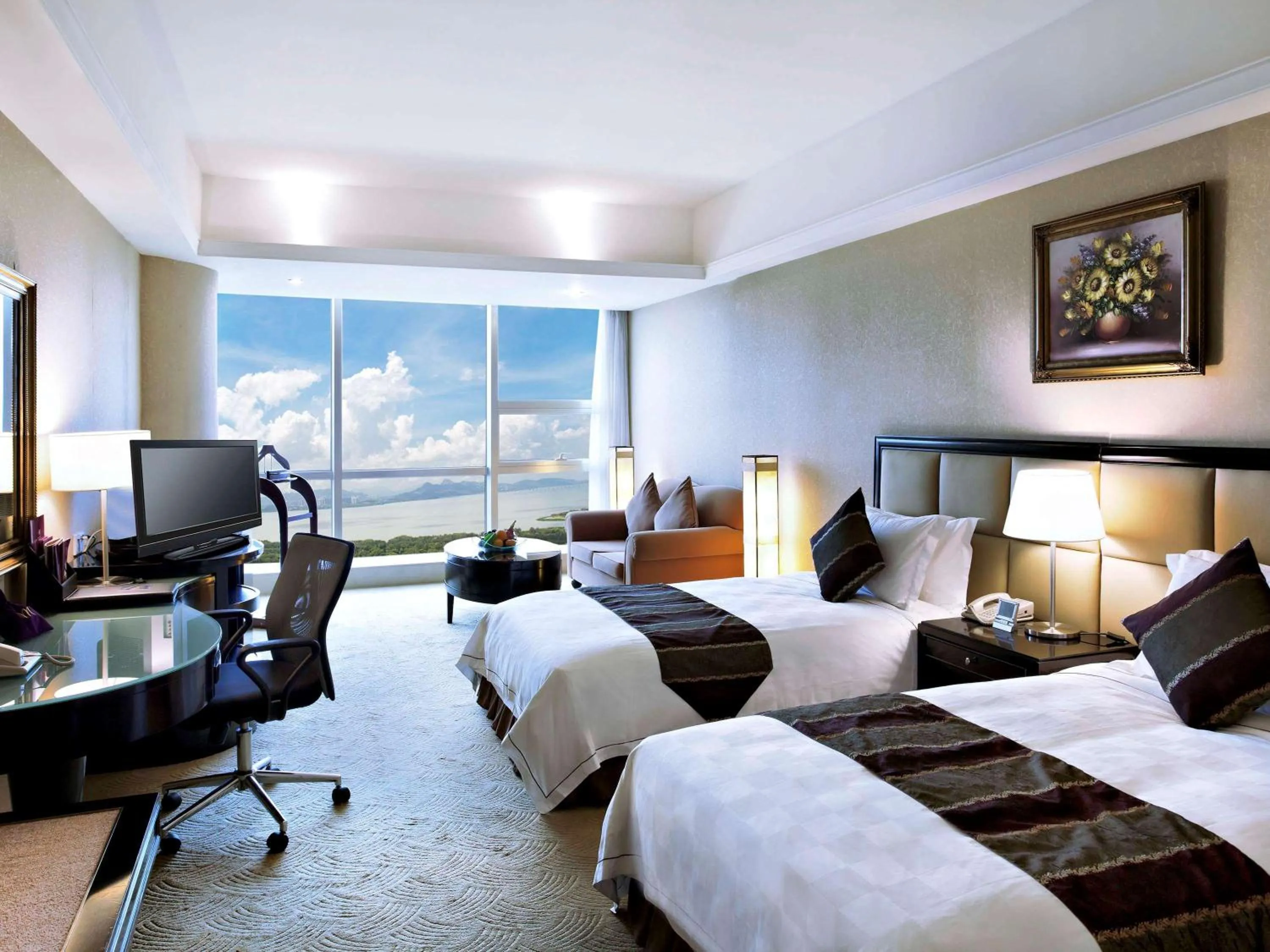 Photo of the whole room, Bed in Oriental Ginza Hotel Shenzhen