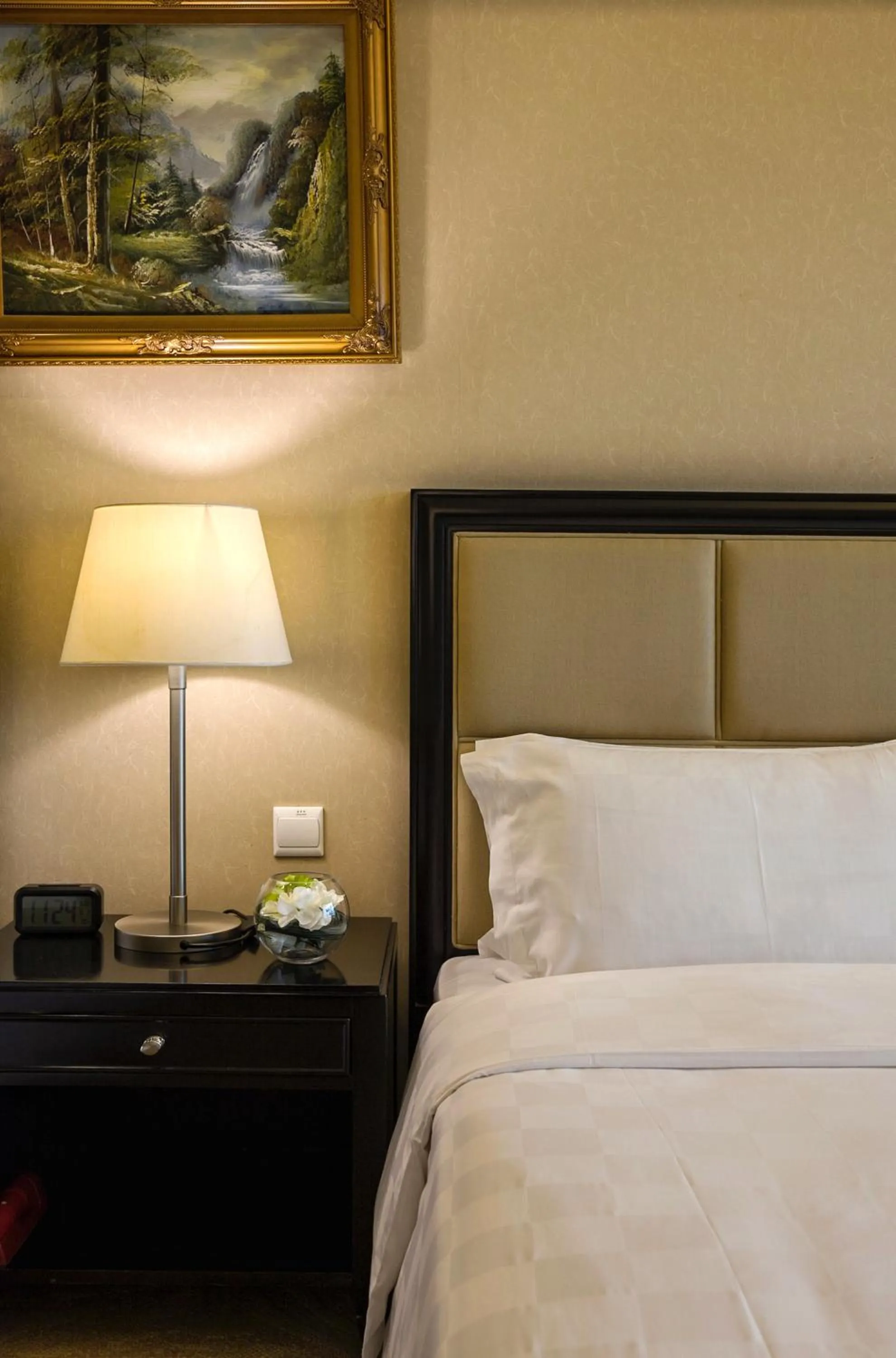 Bed in Oriental Ginza Hotel Shenzhen