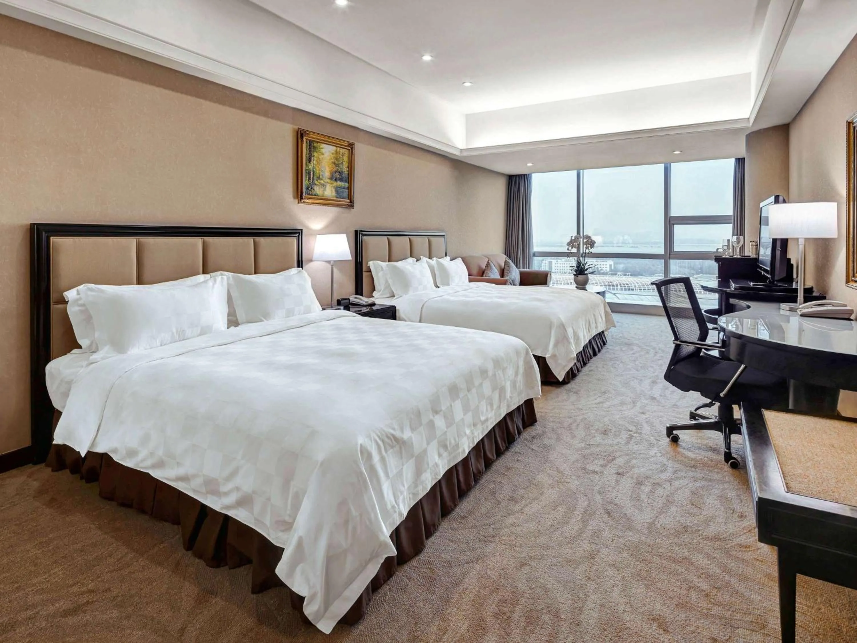 Photo of the whole room, Bed in Oriental Ginza Hotel Shenzhen
