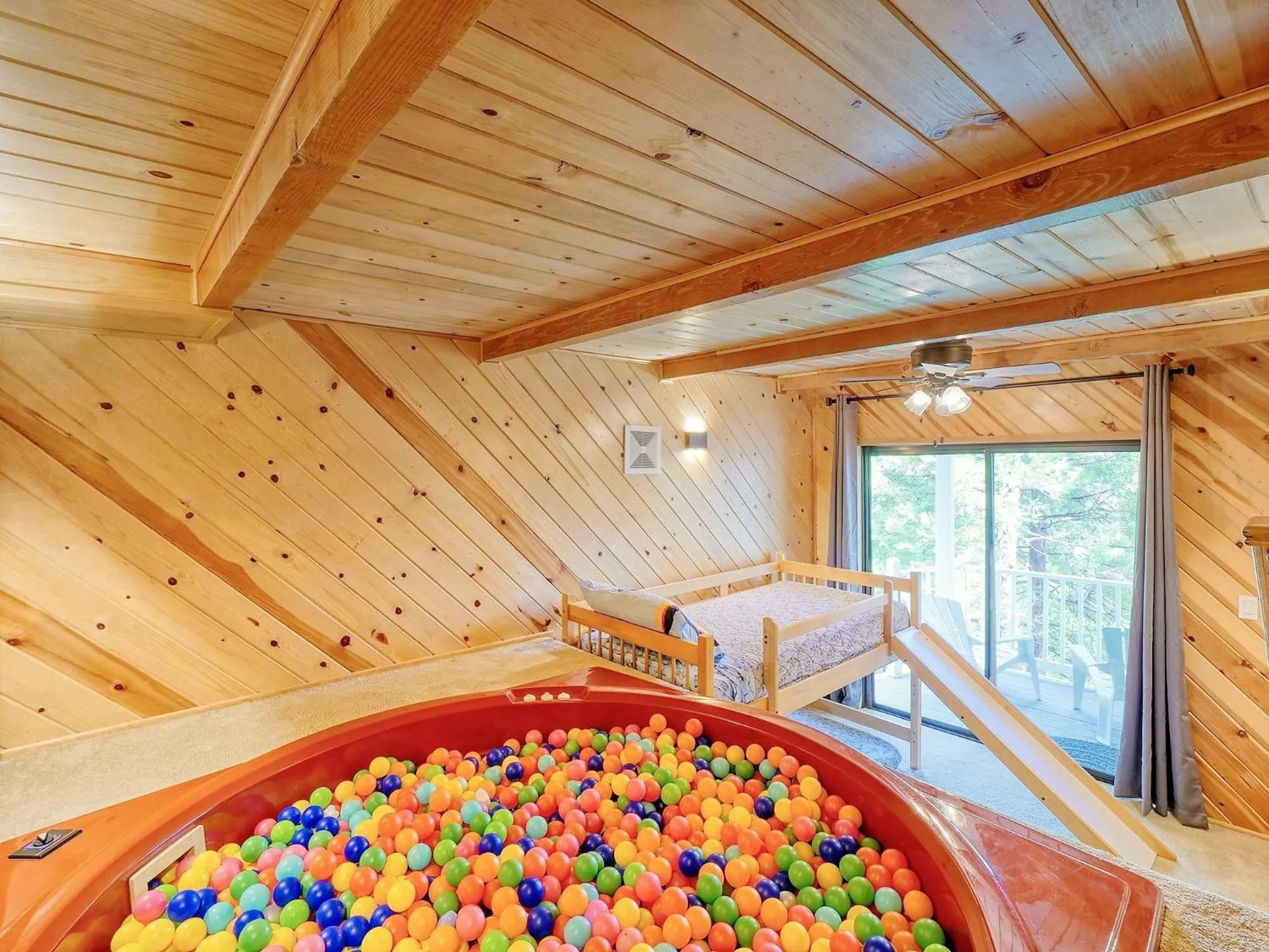Children play ground, Bed in Kid's Paradise! Ball Pit 2 Lofts Lakeview 5 bd, 3ba
