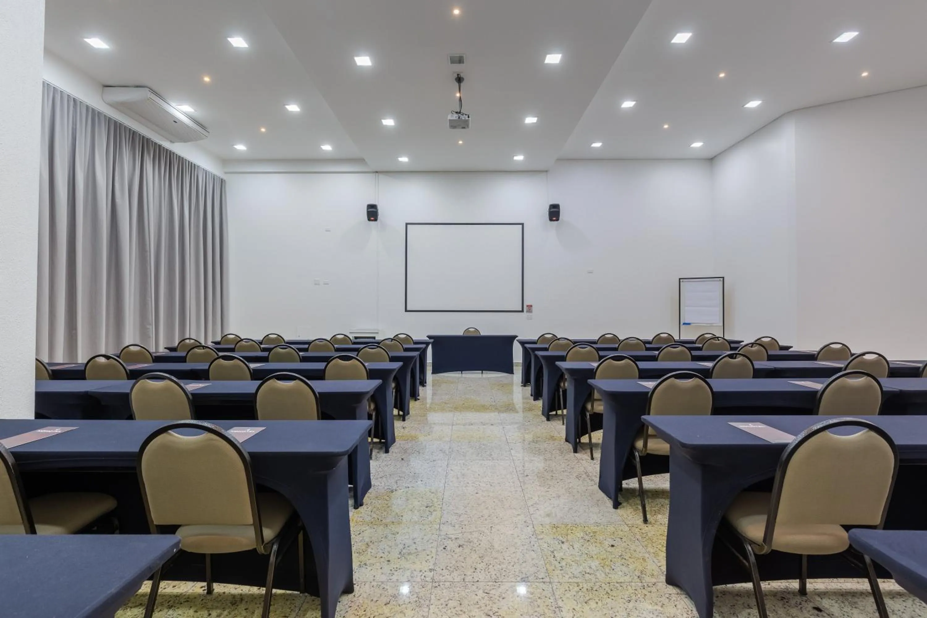 Meeting/conference room in Nohotel Premium Americana