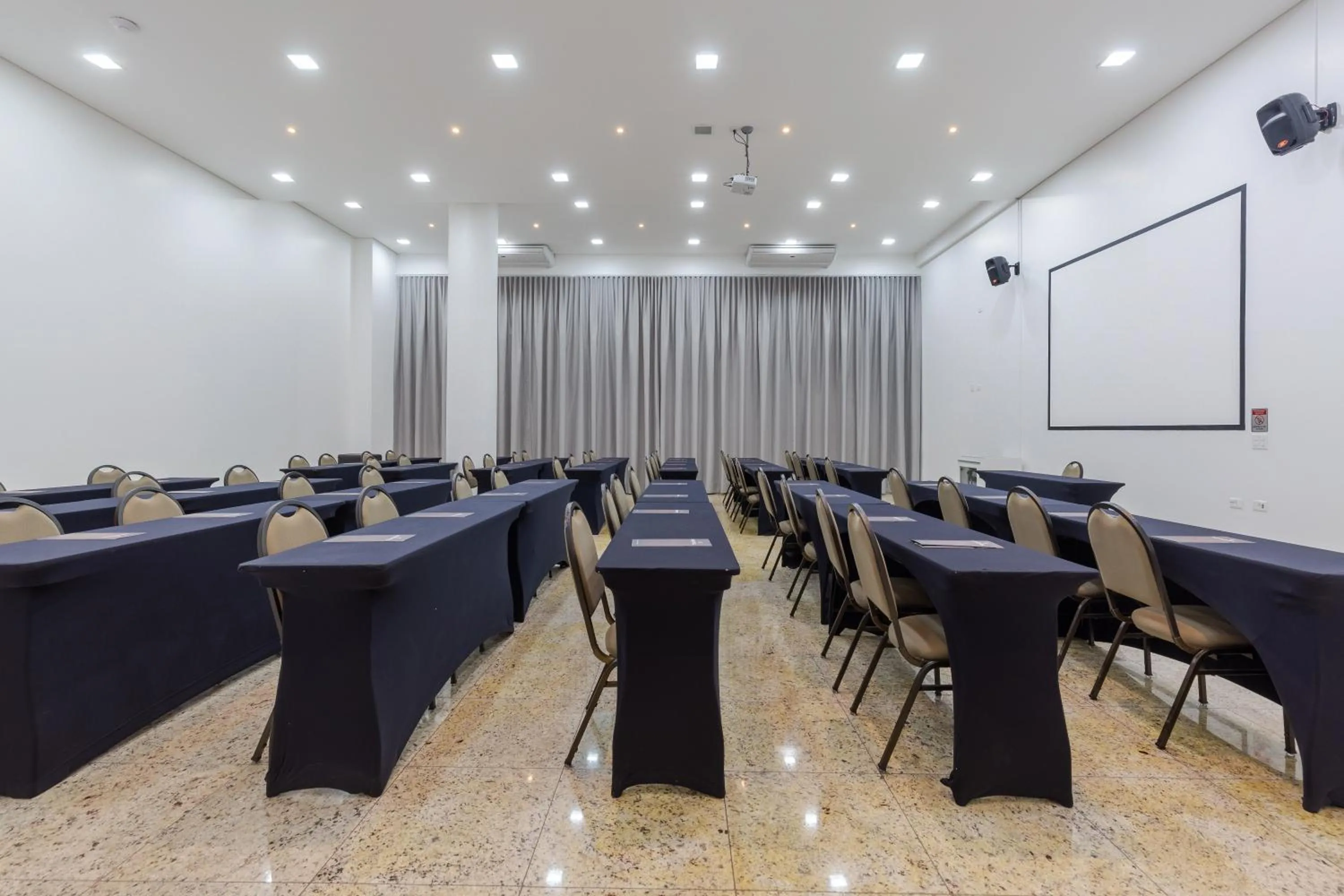 Meeting/conference room in Nohotel Premium Americana