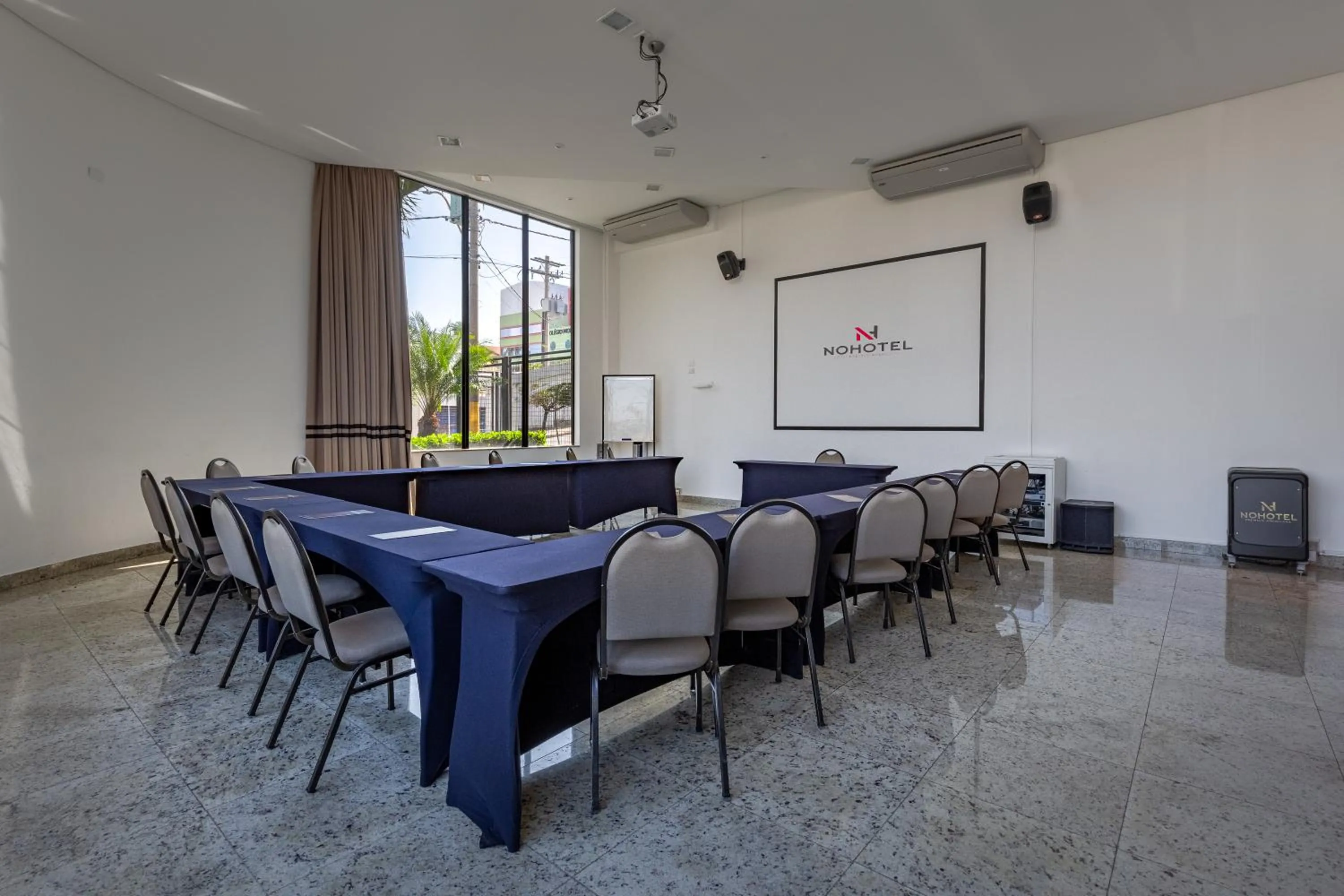 Meeting/conference room in Nohotel Premium Americana