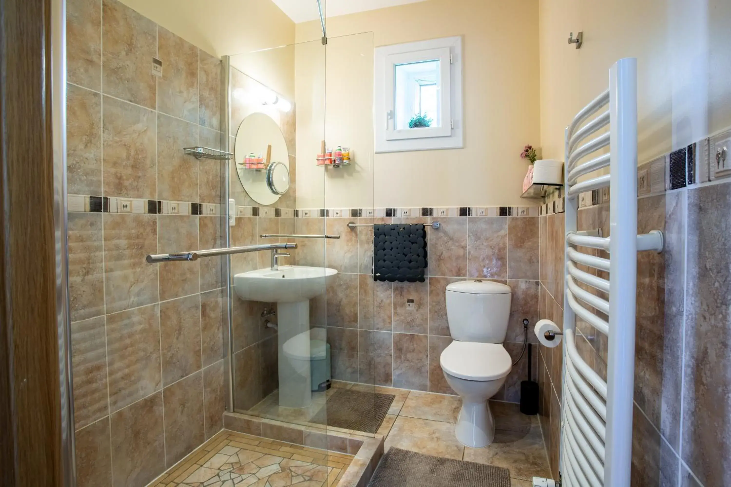 Two Bedroom Two Bathroom Suite in Gites du Caylar - Chambres et Appartments Two Bedroom Two Bathroom Suite in Gites du Caylar - Chambres et Appartments