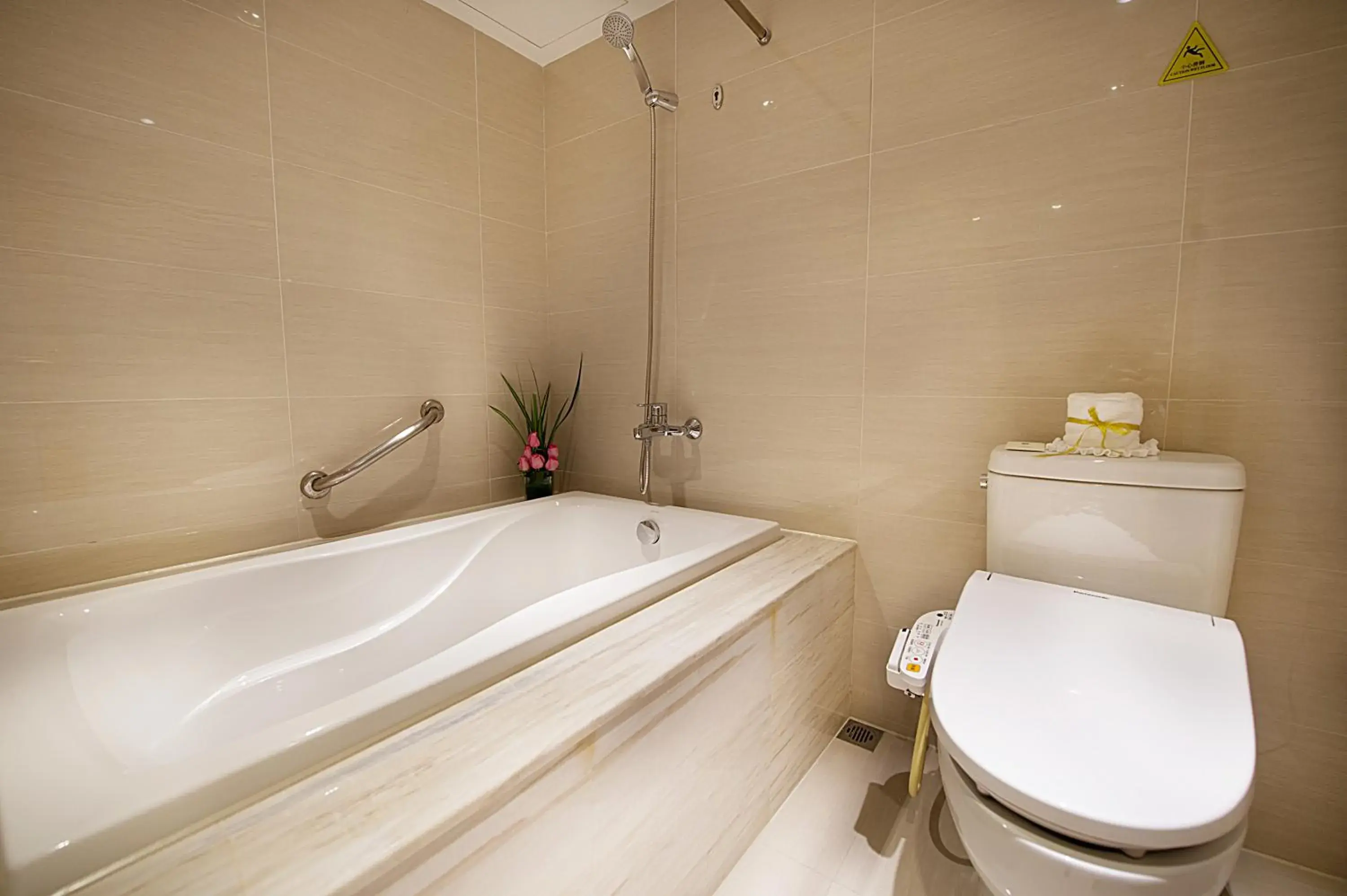 Bathroom in Grand Metropark Hotel Hangzhou - 6 minutes walk to the West Lake Bathroom in Grand Metropark Hotel Hangzhou - 6 minutes walk to the West Lake