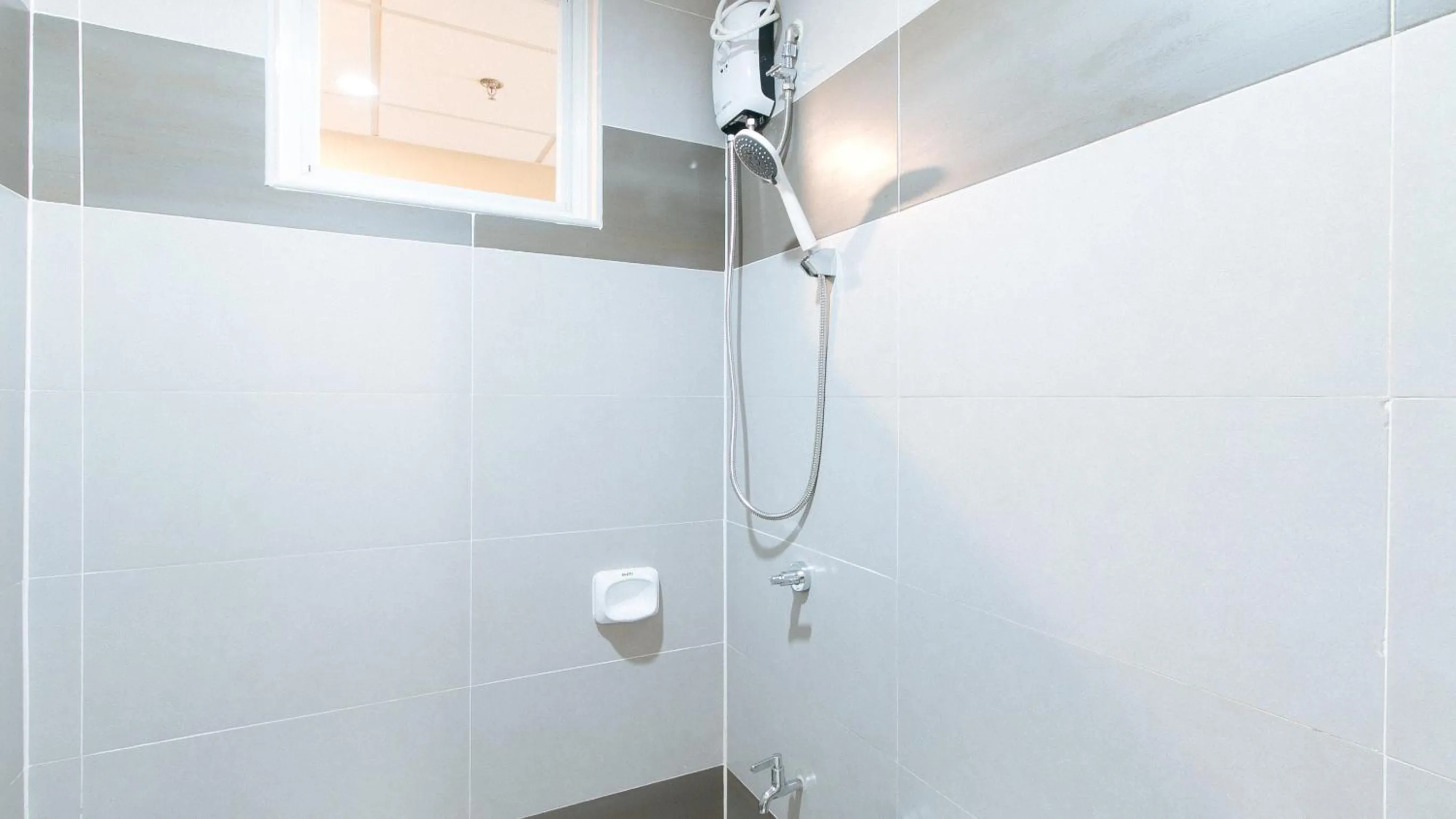 Shower in RedDoorz Plus @ Torre De Manuel Residences 1