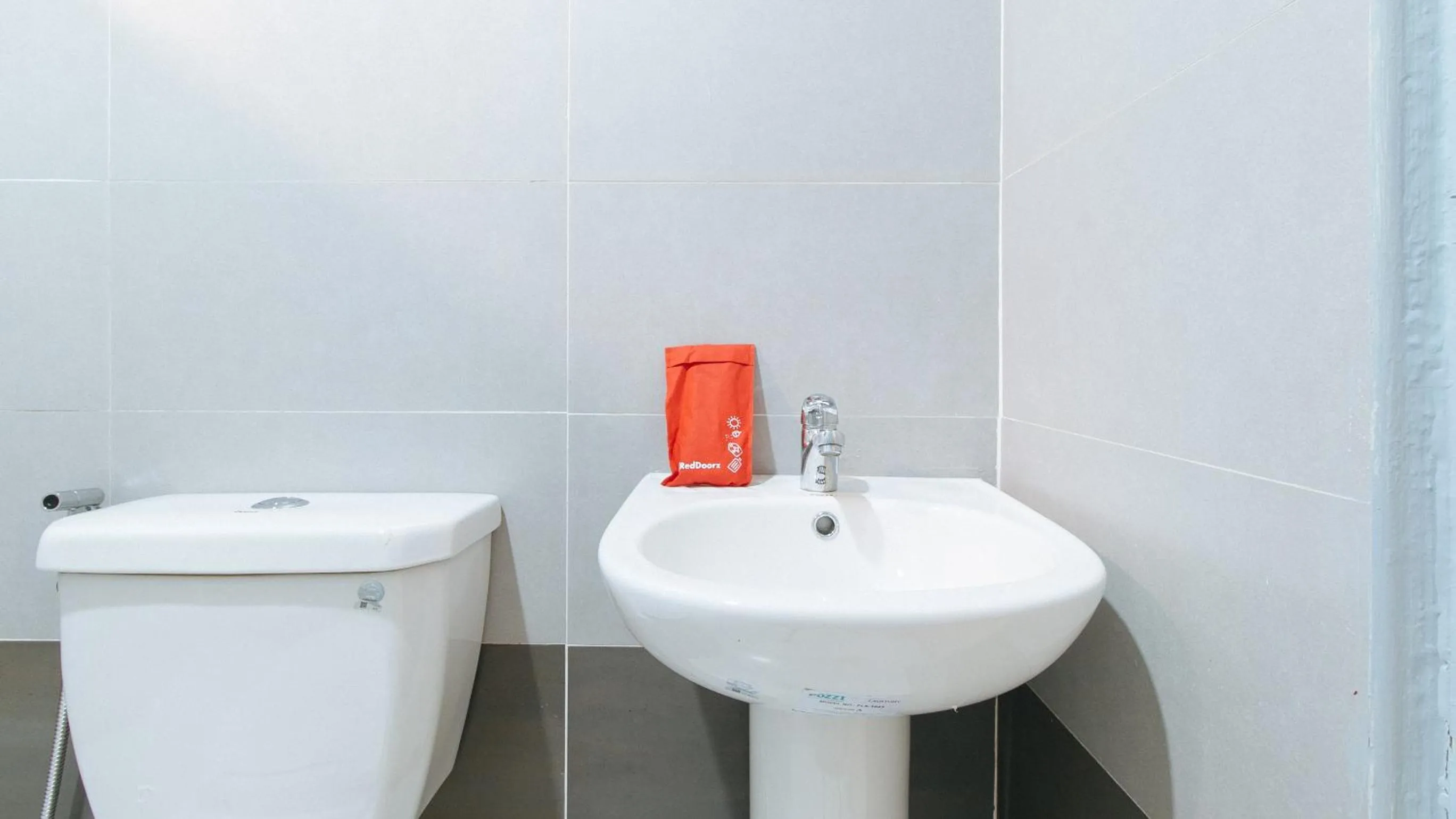 Bathroom in RedDoorz Plus @ Torre De Manuel Residences 1