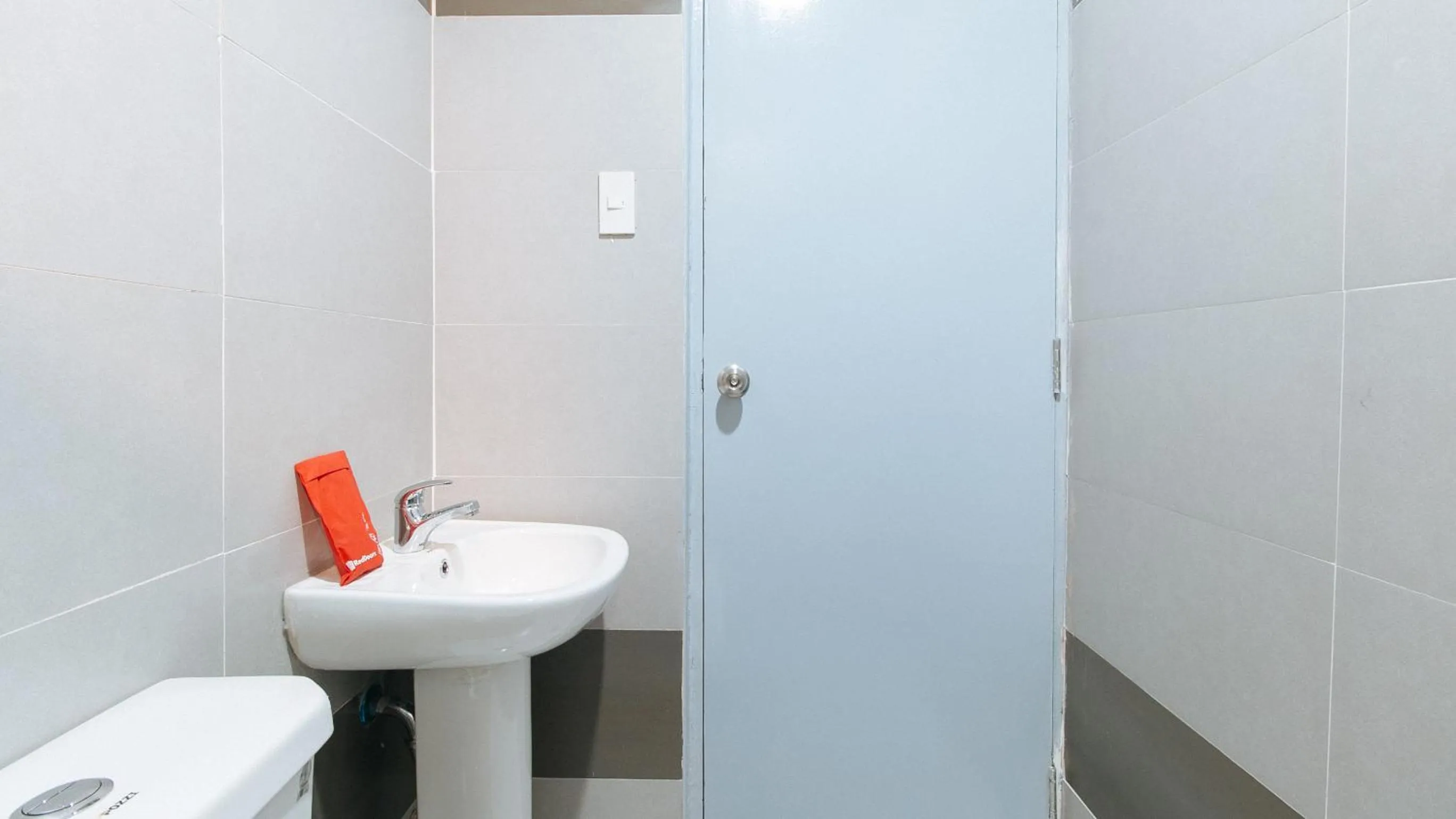 Shower in RedDoorz Plus @ Torre De Manuel Residences 1