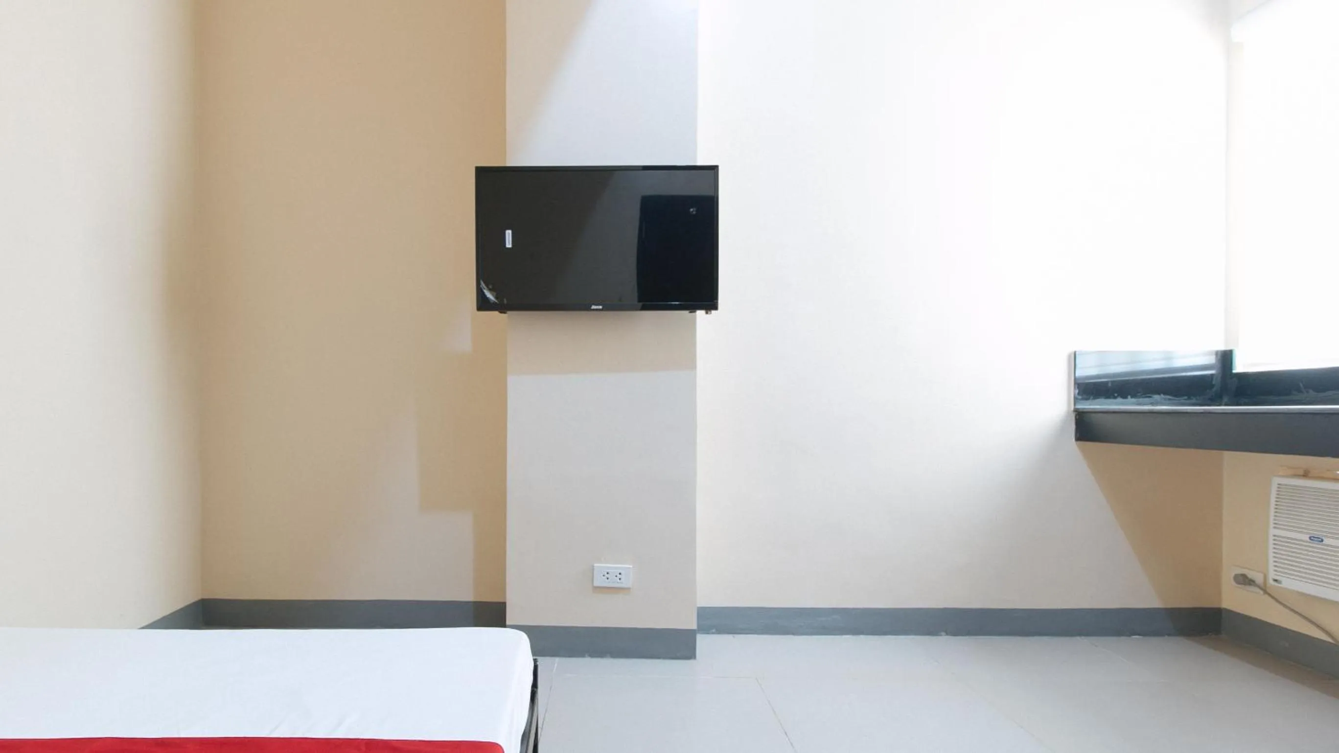 TV and multimedia in RedDoorz Plus @ Torre De Manuel Residences 1