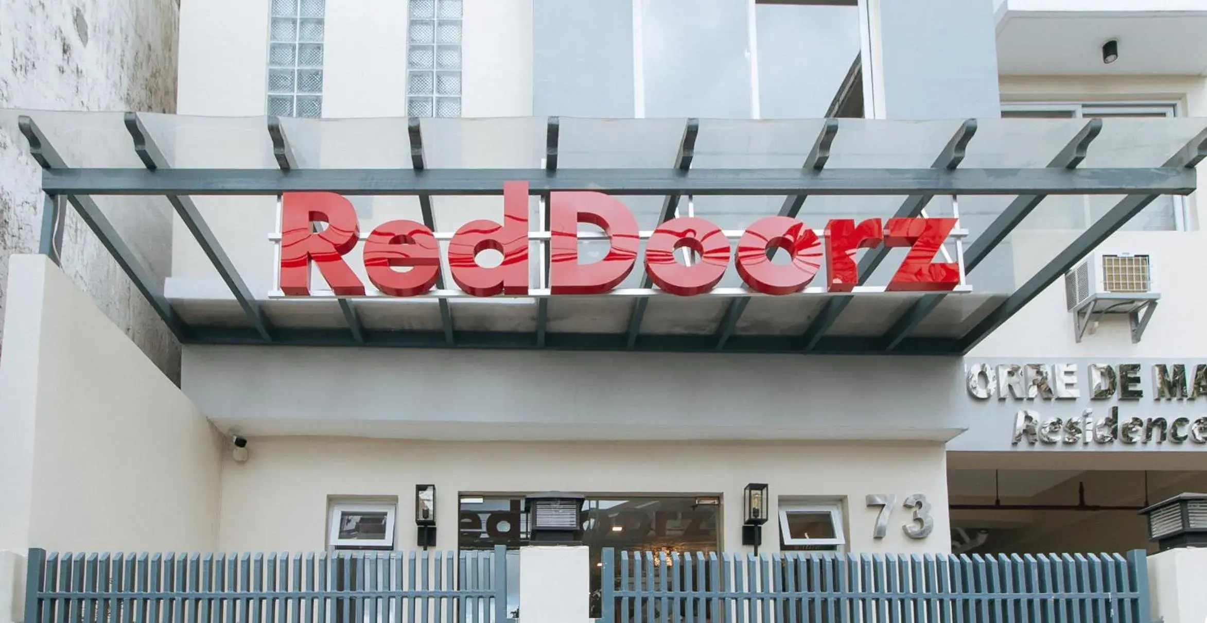 Property building in RedDoorz Plus @ Torre De Manuel Residences 1 Property building in RedDoorz Plus @ Torre De Manuel Residences 1