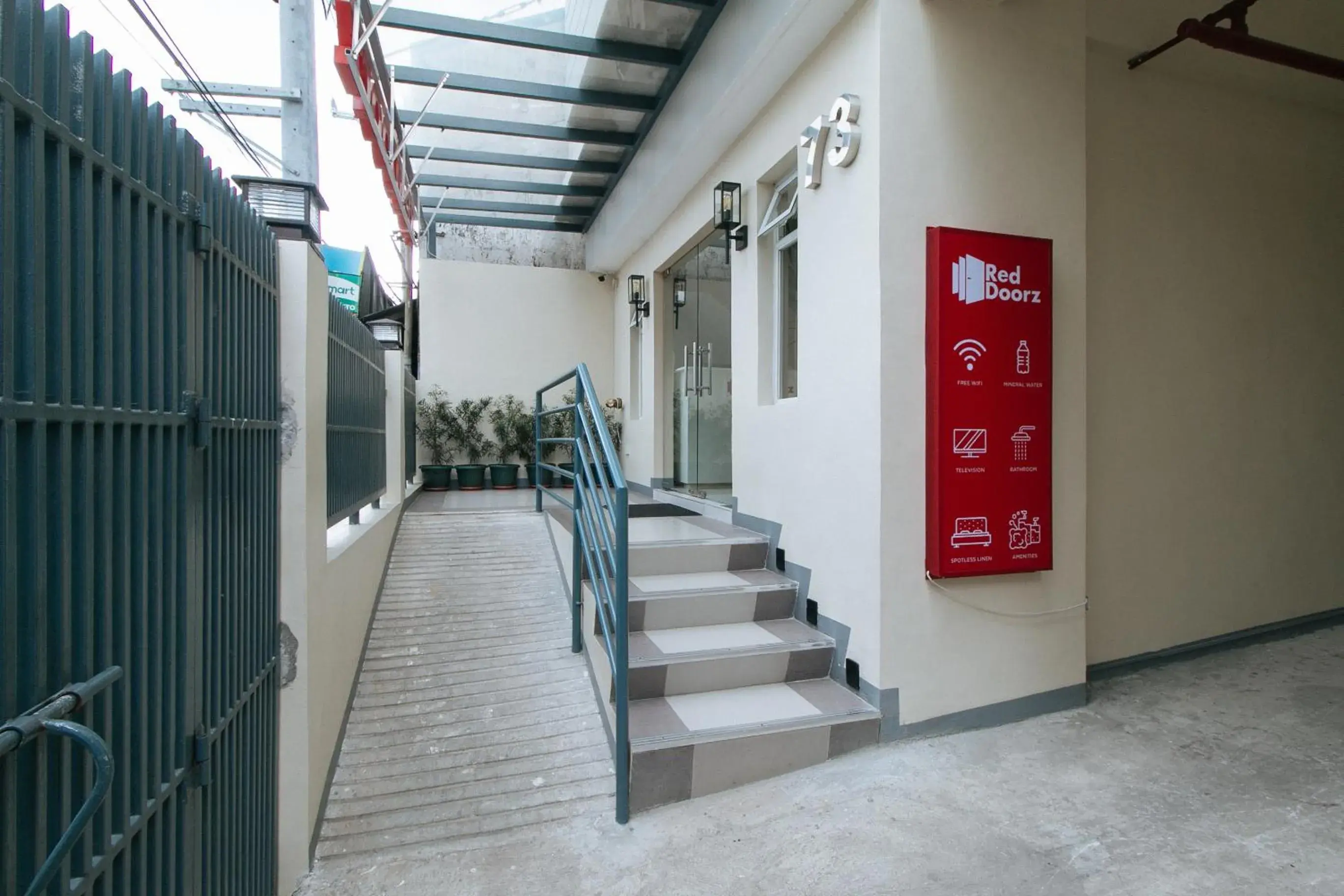 Facade/entrance in RedDoorz Plus @ Torre De Manuel Residences 1 Facade/entrance in RedDoorz Plus @ Torre De Manuel Residences 1