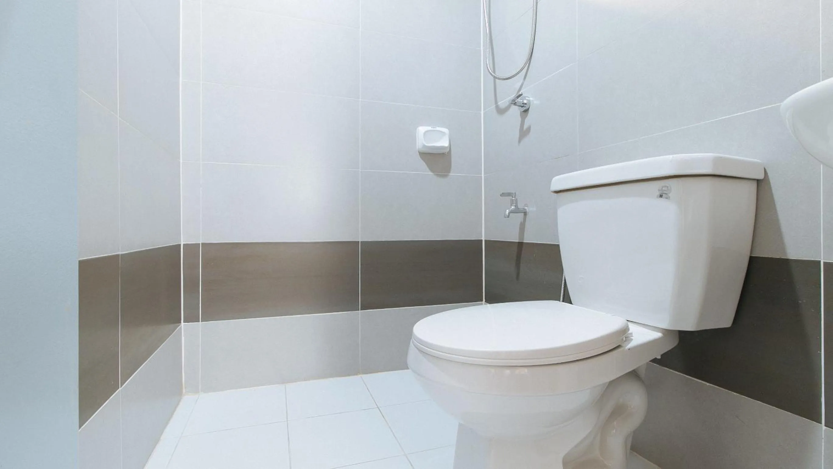 Toilet in RedDoorz Plus @ Torre De Manuel Residences 1