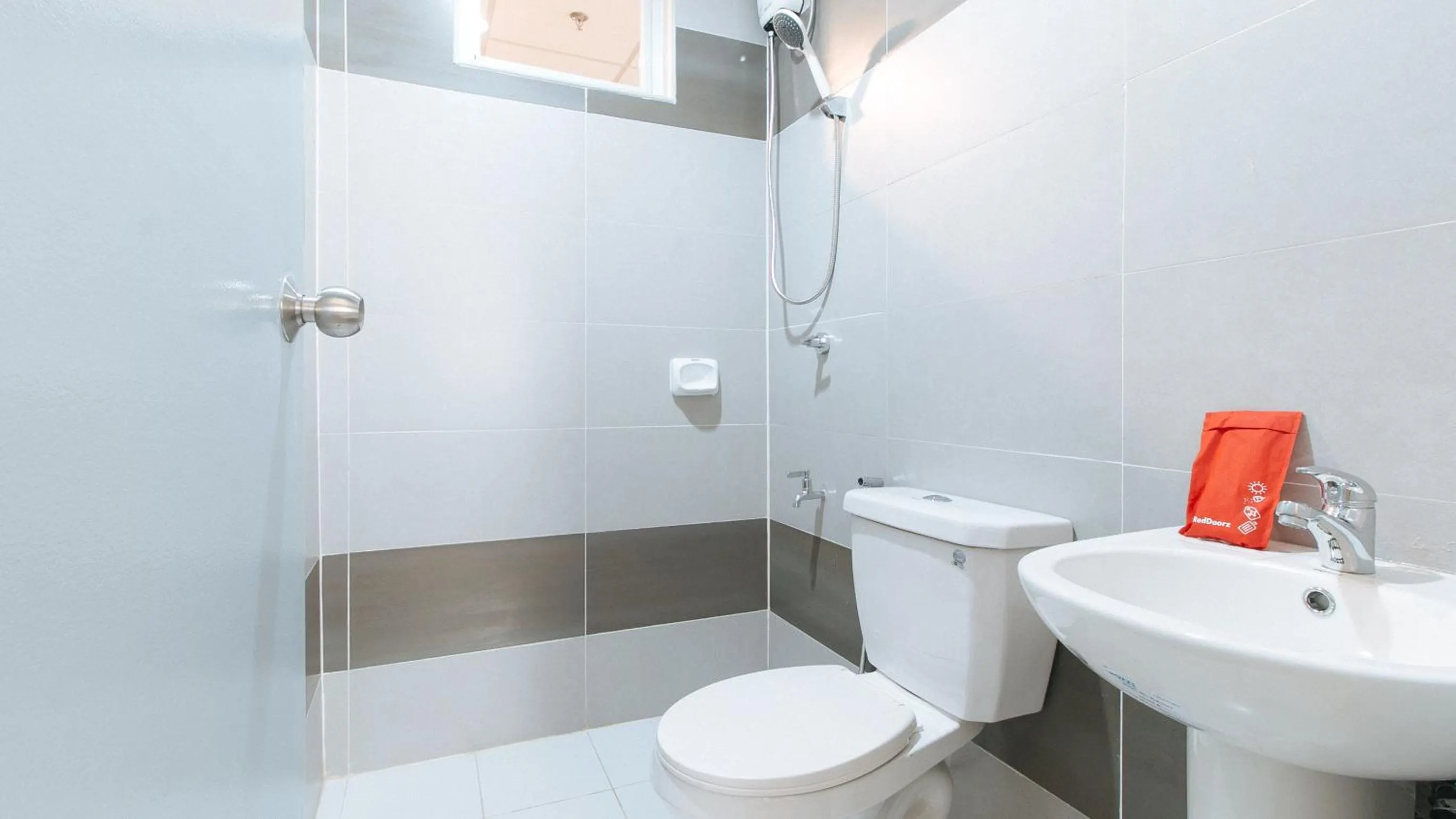 Shower in RedDoorz Plus @ Torre De Manuel Residences 1