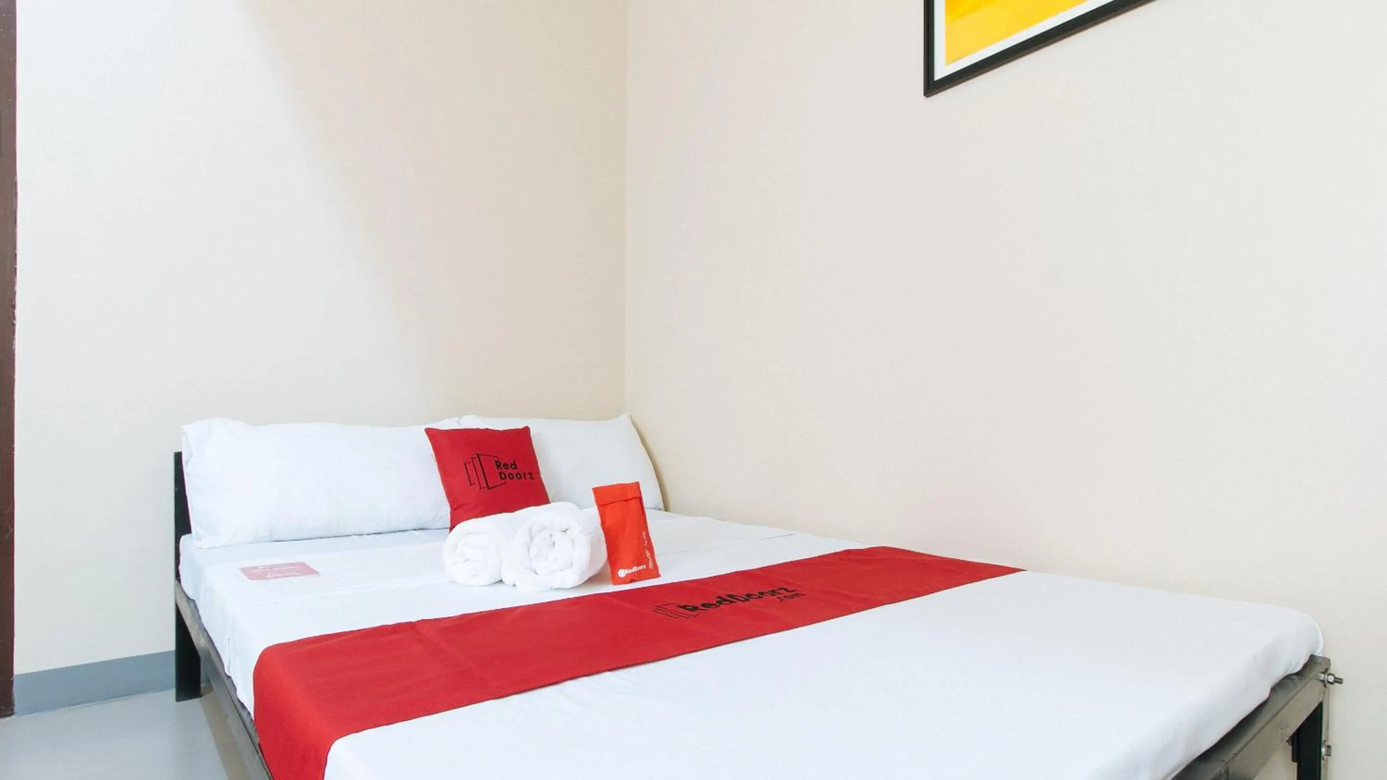 Bed in RedDoorz Plus @ Torre De Manuel Residences 1
