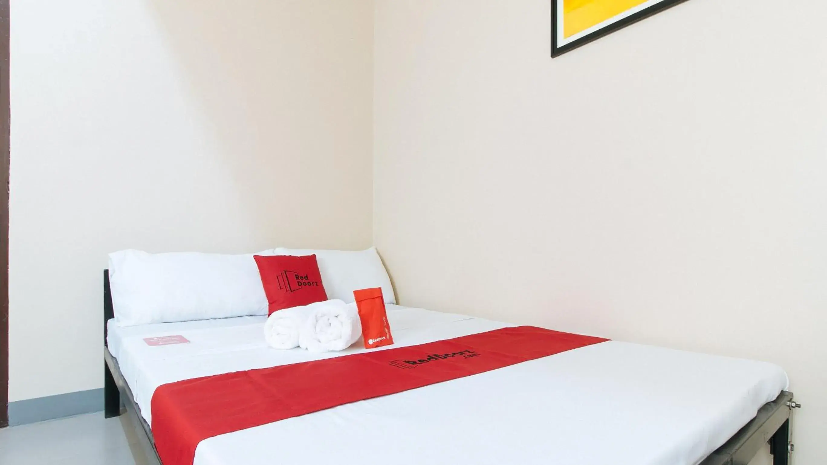 Double Room in RedDoorz Plus @ Torre De Manuel Residences 1 Double Room in RedDoorz Plus @ Torre De Manuel Residences 1