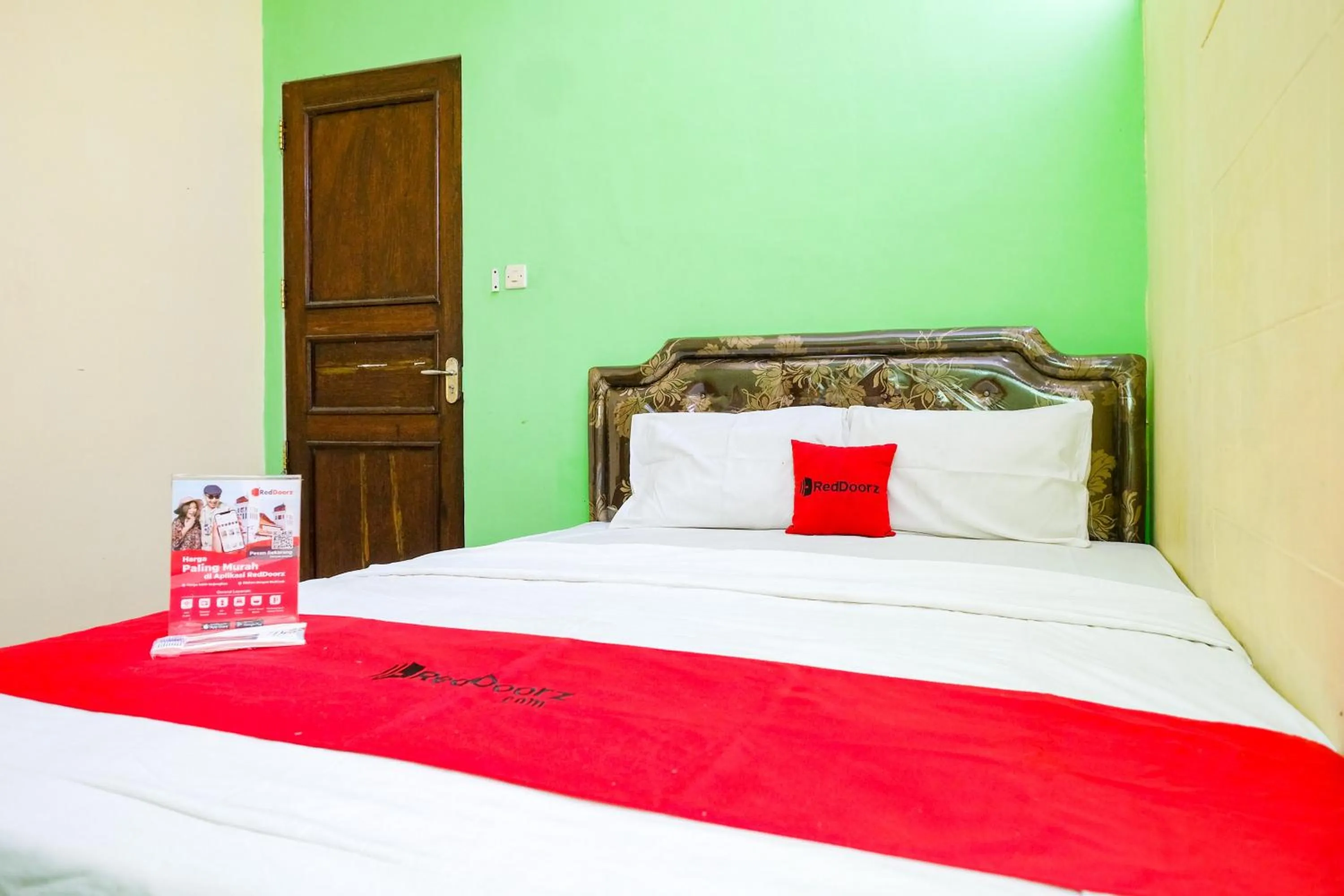 Bedroom, Bed in RedDoorz near RSUD Kebumen 2