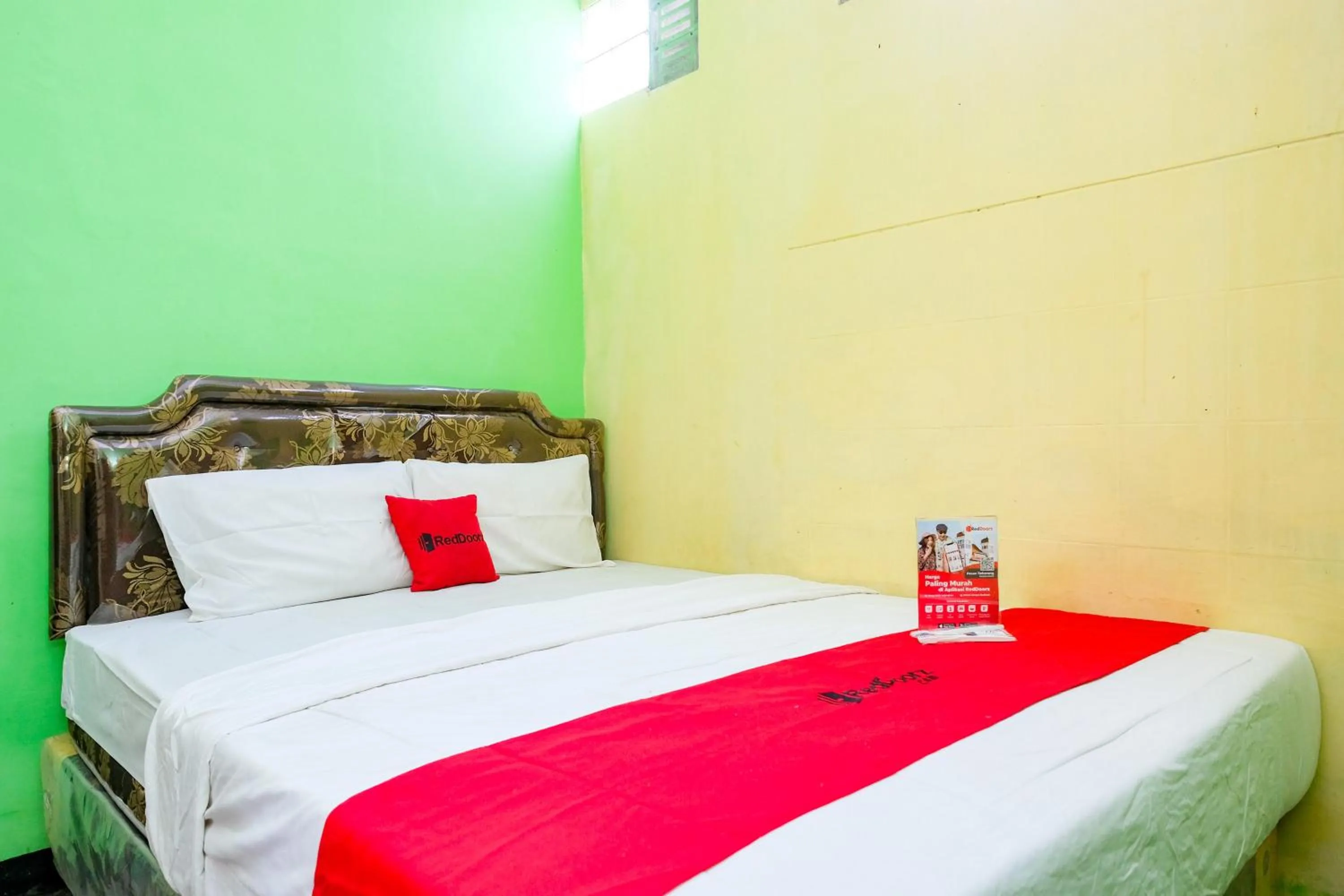 Bedroom, Bed in RedDoorz near RSUD Kebumen 2