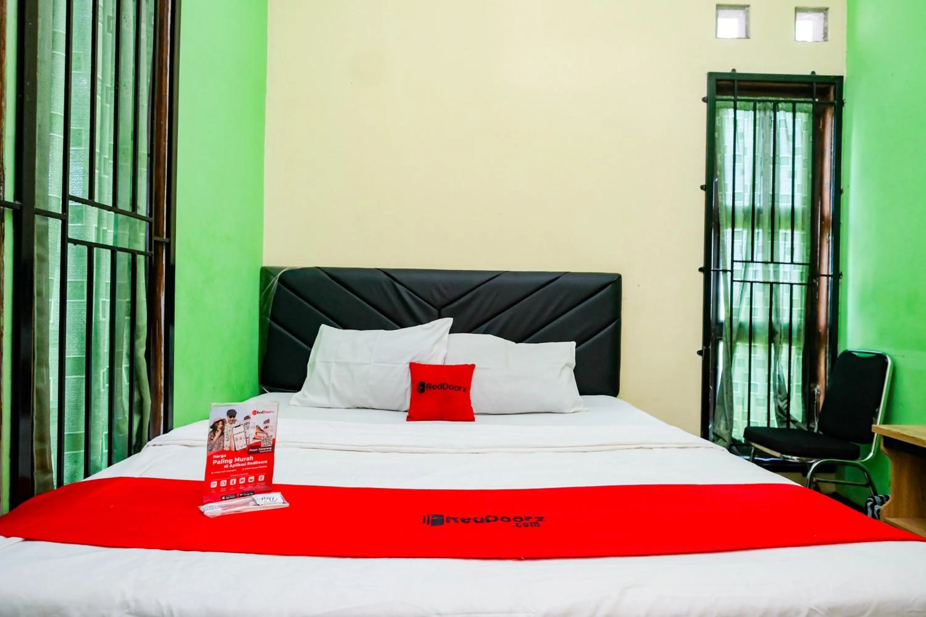 Bedroom, Bed in RedDoorz near RSUD Kebumen 2