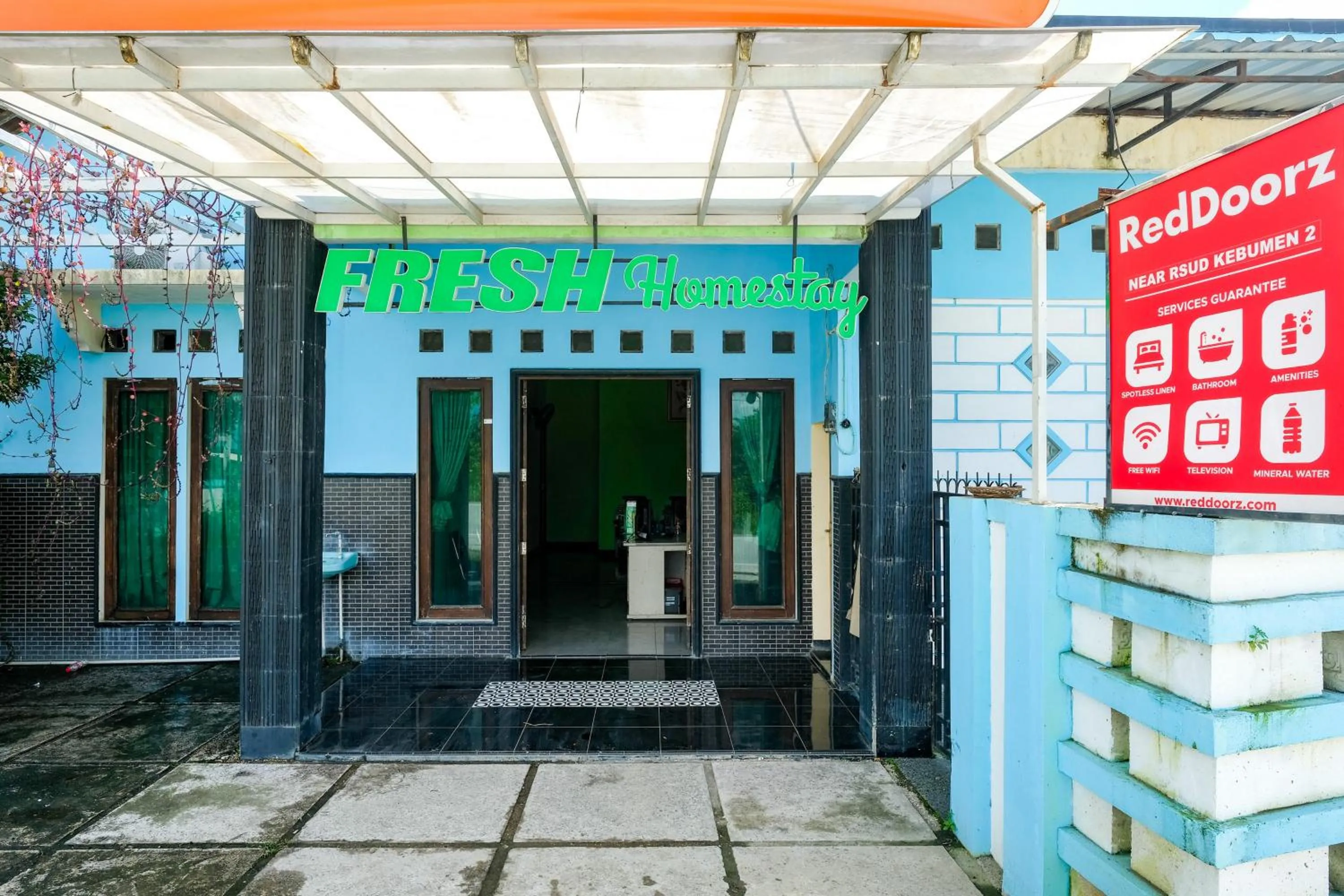 Facade/entrance in RedDoorz near RSUD Kebumen 2