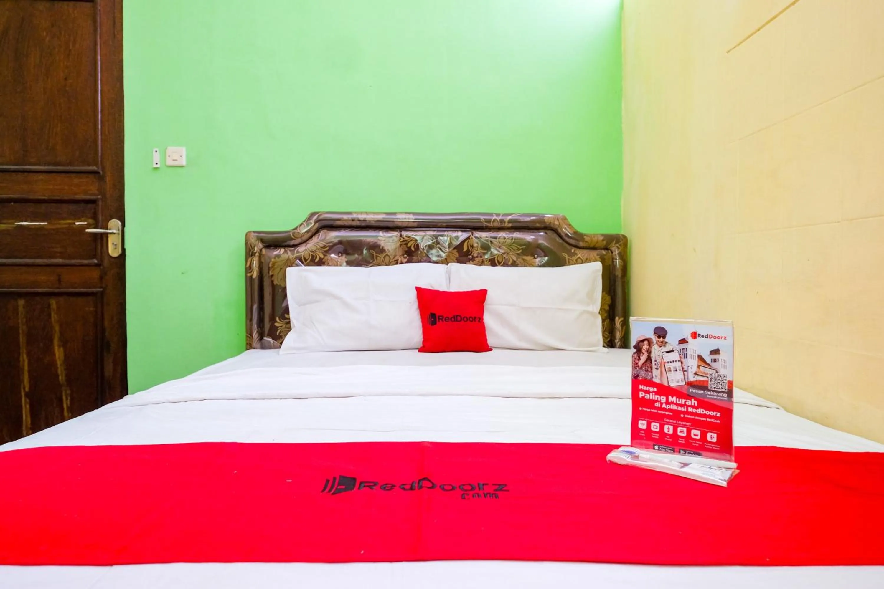 Bedroom, Bed in RedDoorz near RSUD Kebumen 2