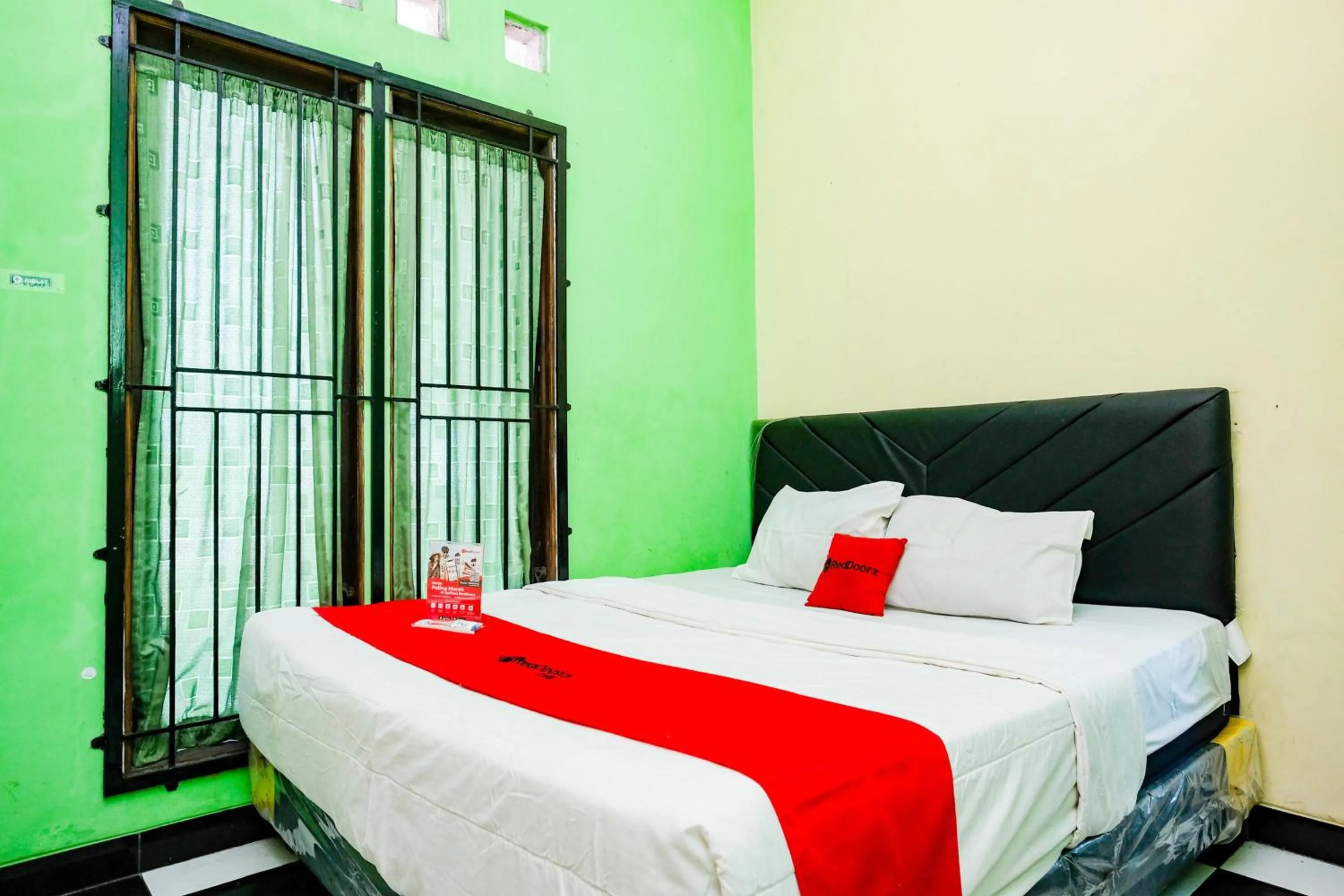 Bedroom, Bed in RedDoorz near RSUD Kebumen 2