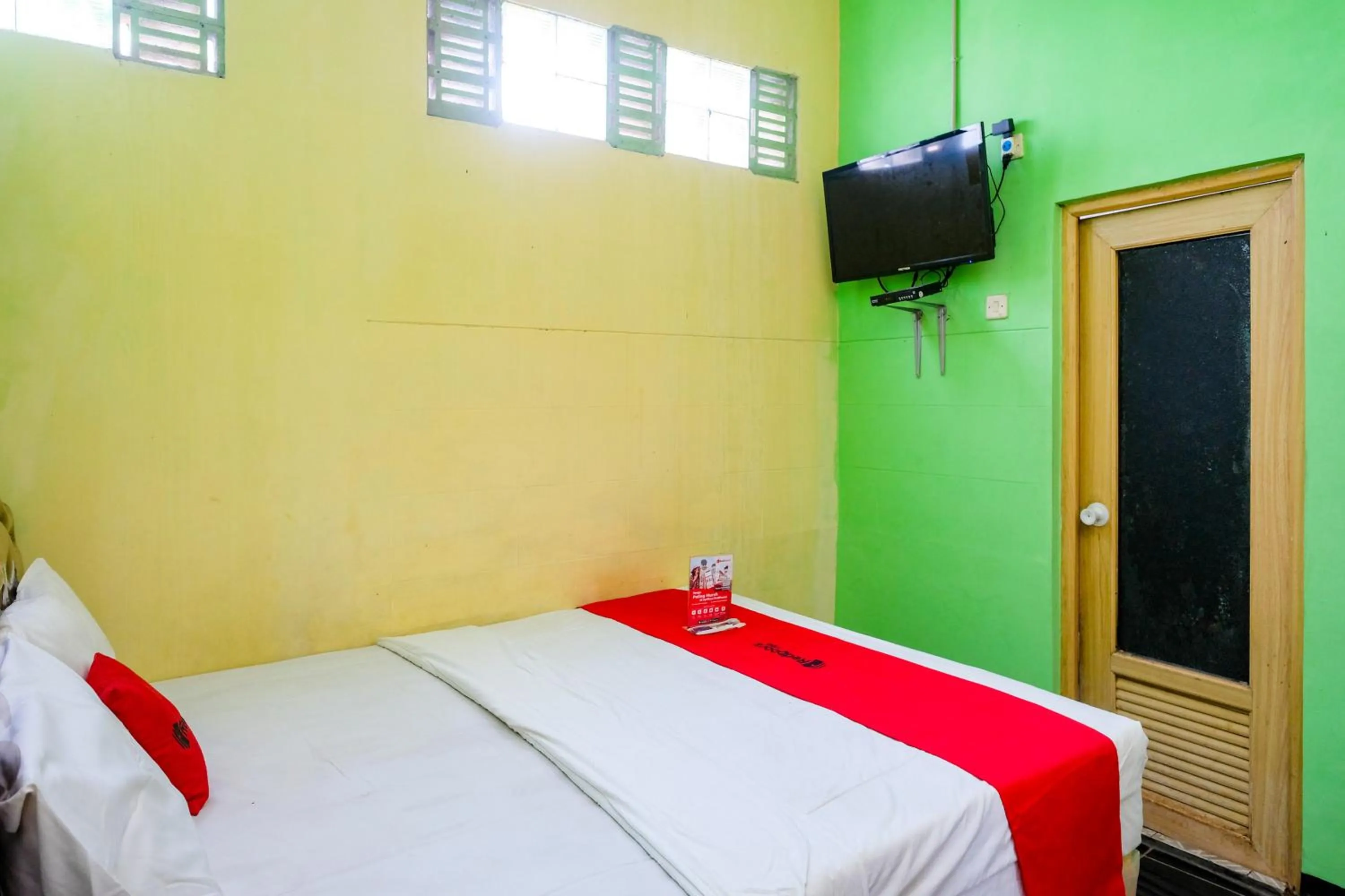 Bedroom, Bed in RedDoorz near RSUD Kebumen 2