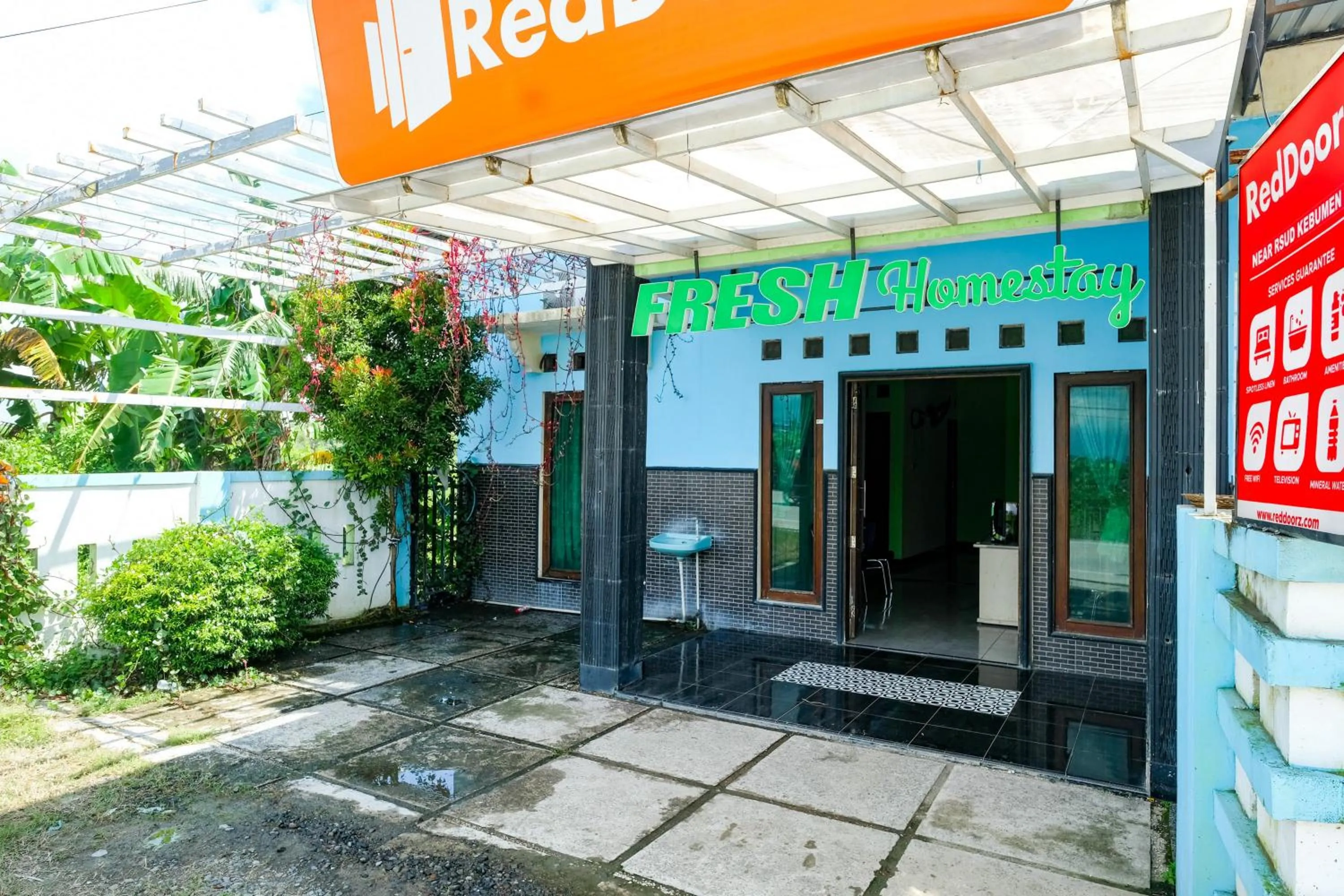 Facade/entrance in RedDoorz near RSUD Kebumen 2