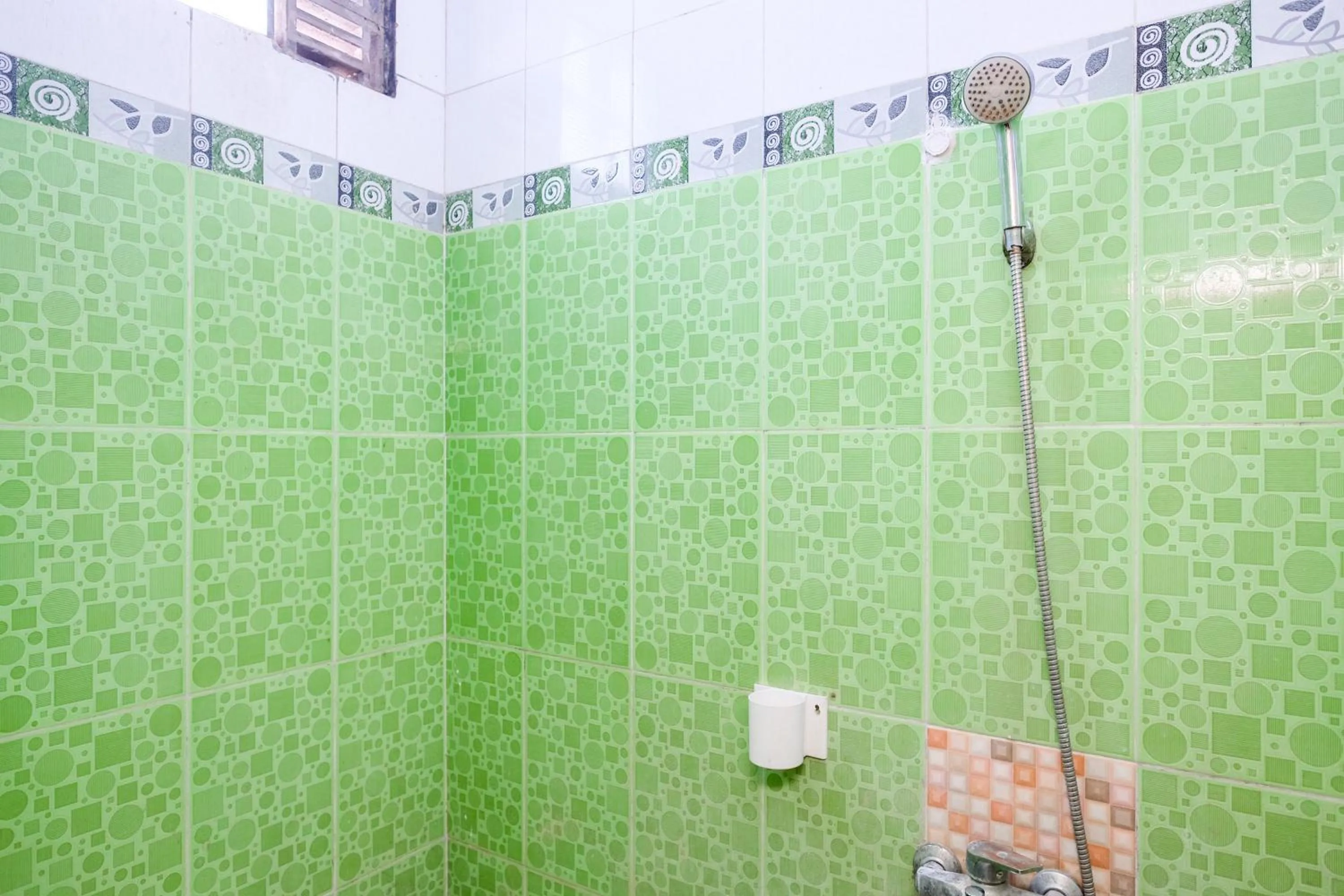 Bathroom in RedDoorz near RSUD Kebumen 2