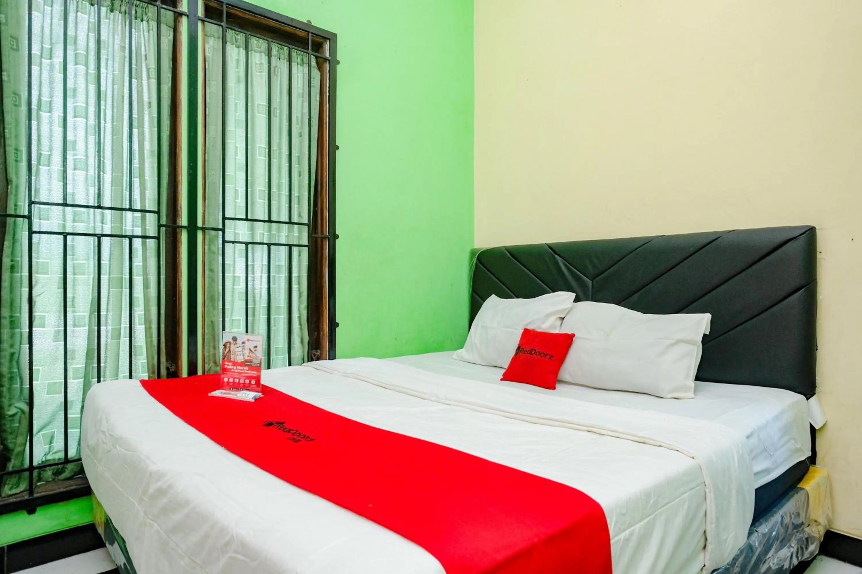 Bedroom, Bed in RedDoorz near RSUD Kebumen 2