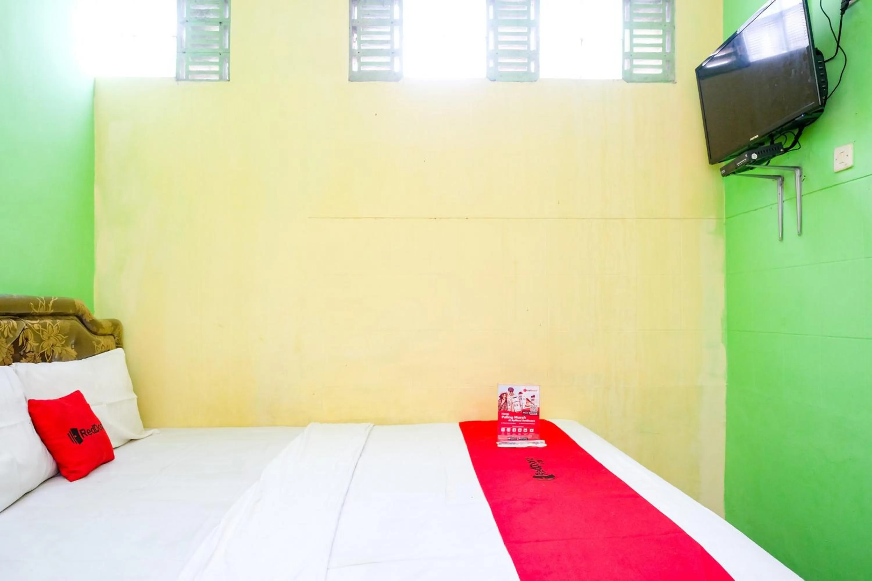 Bedroom, Bed in RedDoorz near RSUD Kebumen 2