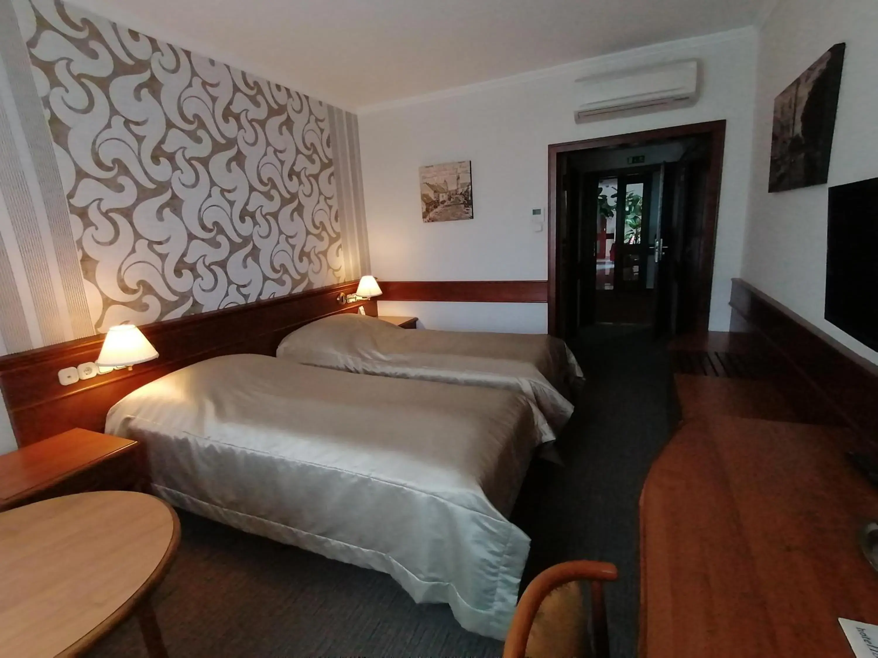 Twin Room with Shower in Arany Bárány Hotel Twin Room with Shower in Arany Bárány Hotel