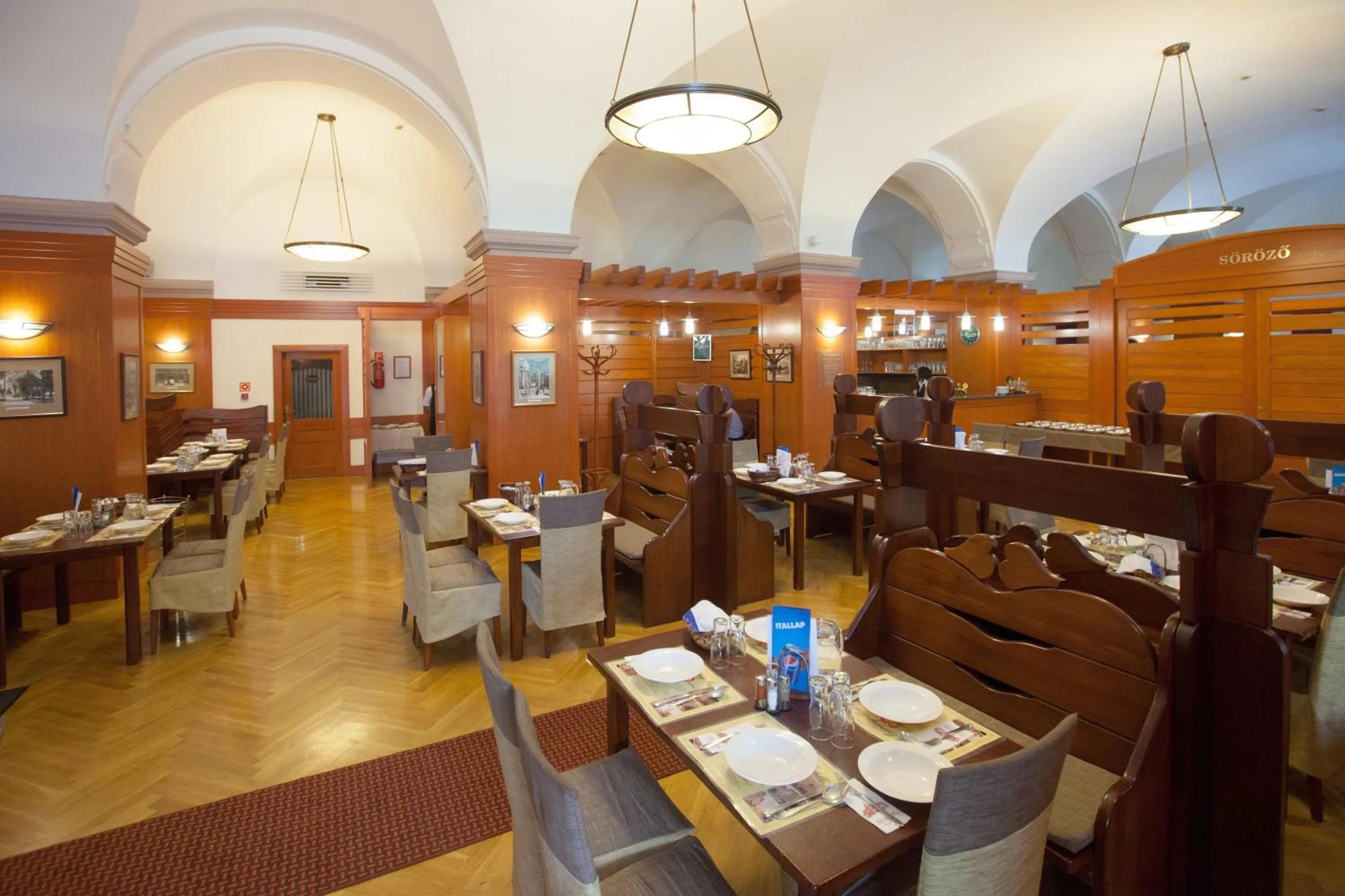 Restaurant/places to eat in Arany Bárány Hotel