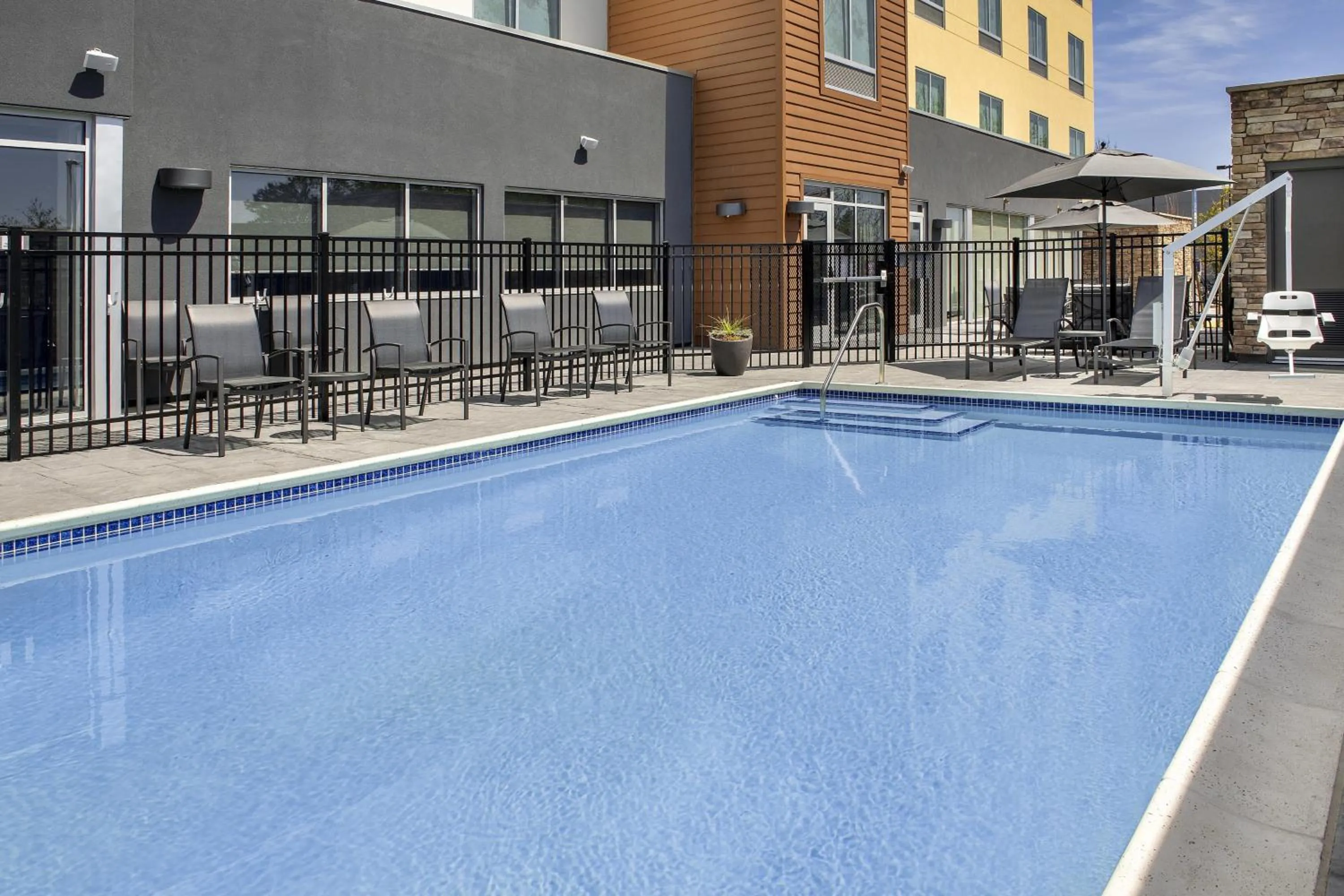 Swimming pool in Fairfield Inn & Suites by Marriott Santa Rosa Rohnert Park